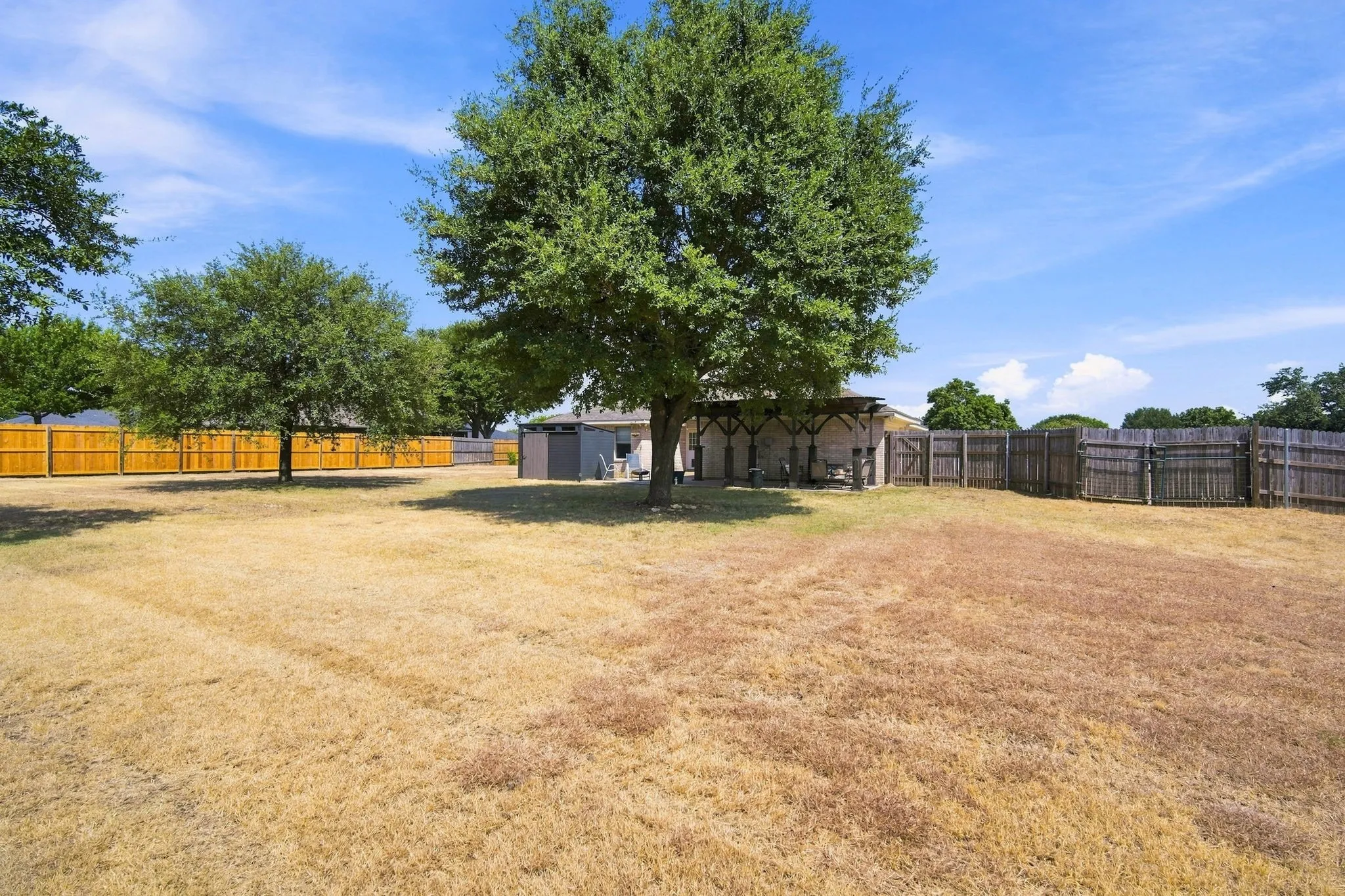 Single Family Residence For Sale in Ellis County , 760 S Ridge Drive, Midlothian, Texas 76065, 4 Bedroom, 2 Bathroom, 2 Garage spaces, 2,010 Sqft, built in 2000, mls#21346868, Real Estate Agent in Midlothian, Homes For Sale in Ellis county, Homes For Sale in Midlothian, Realtor in Midlothian Texas, Real Estate Brokerage Independent Realty Texas, Luminita Cordes Realtor