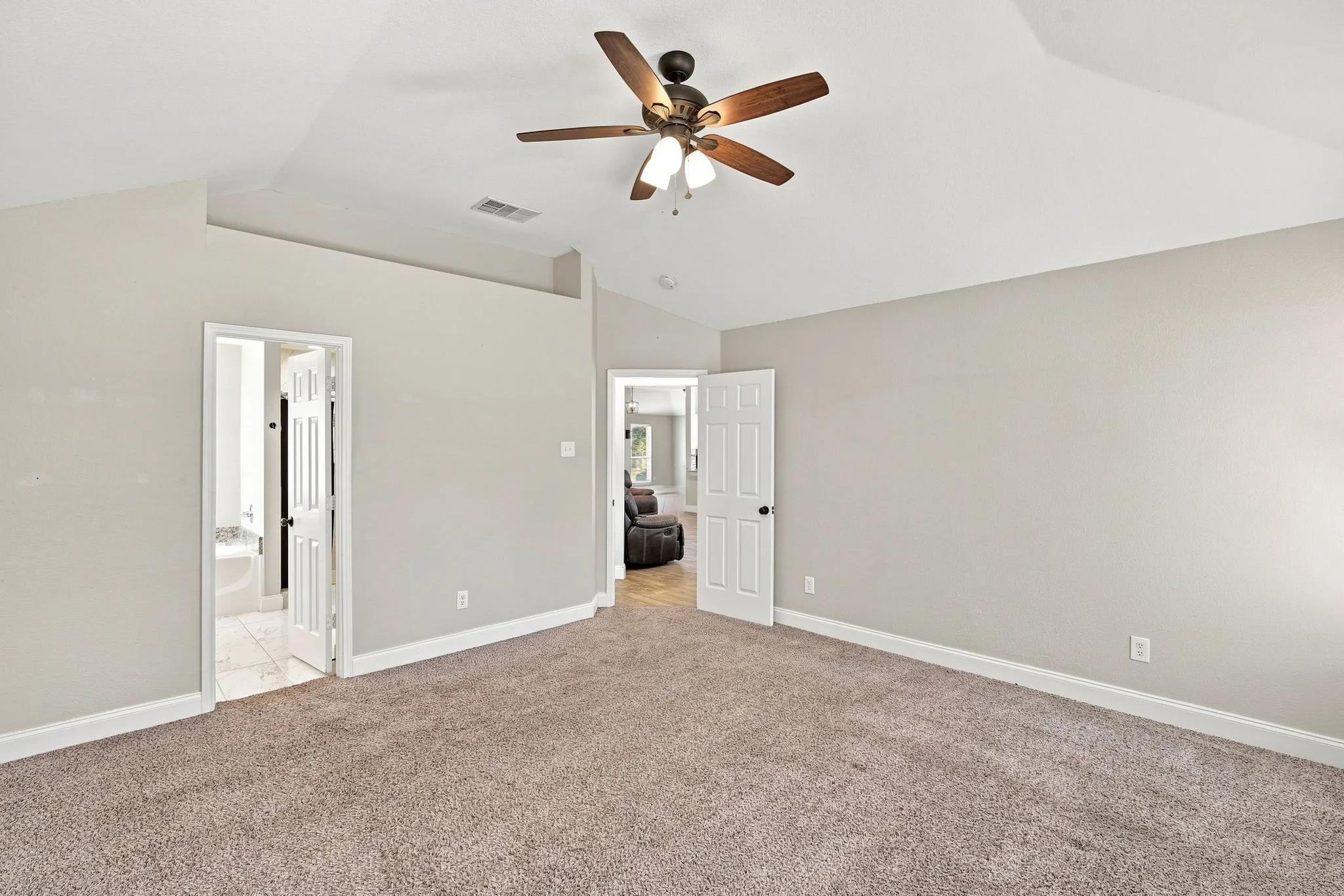 Single Family Residence For Sale in Ellis County , 760 S Ridge Drive, Midlothian, Texas 76065, 4 Bedroom, 2 Bathroom, 2 Garage spaces, 2,010 Sqft, built in 2000, mls#21346868, Real Estate Agent in Midlothian, Homes For Sale in Ellis county, Homes For Sale in Midlothian, Realtor in Midlothian Texas, Real Estate Brokerage Independent Realty Texas, Luminita Cordes Realtor