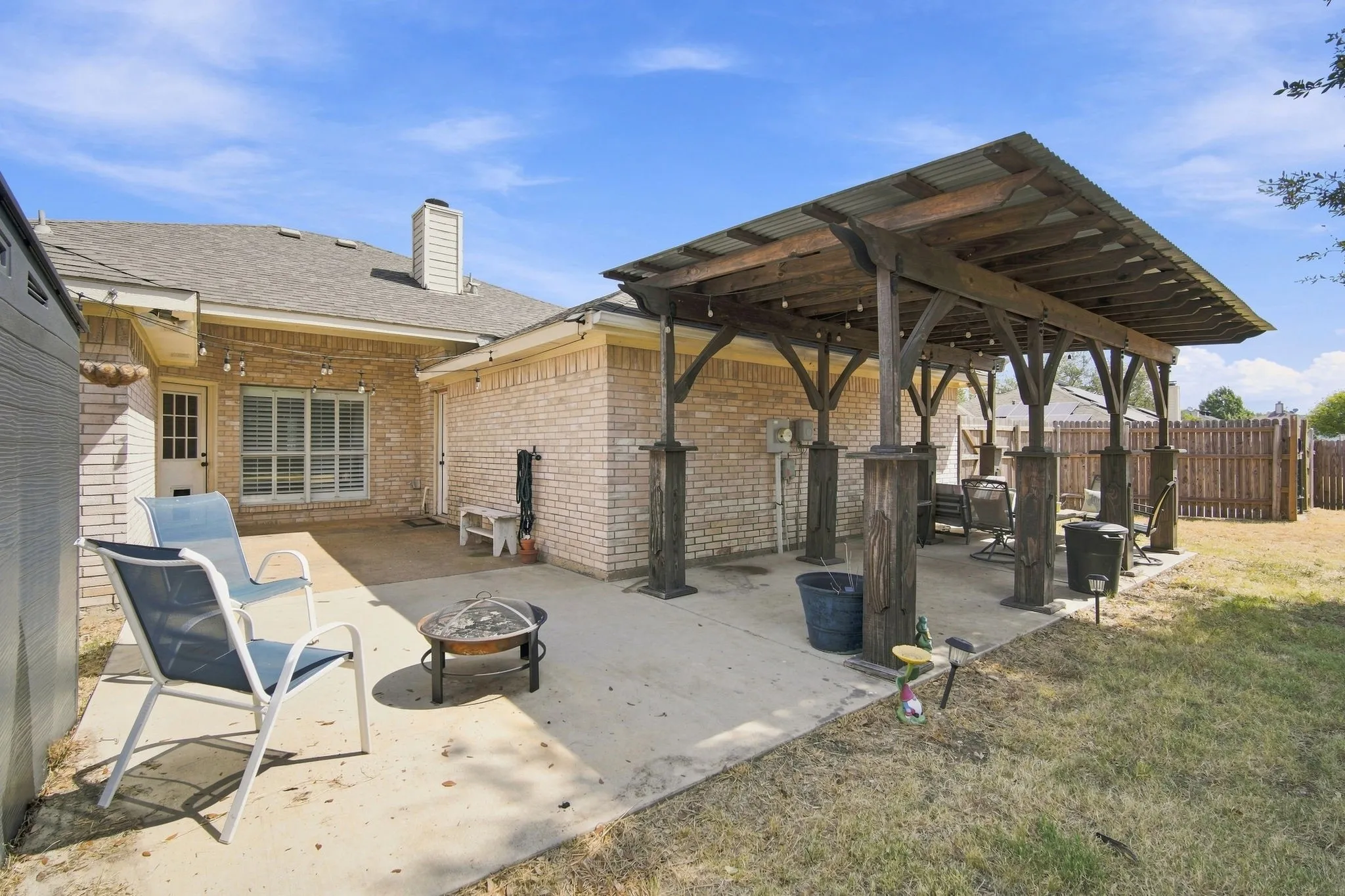 Single Family Residence For Sale in Ellis County , 760 S Ridge Drive, Midlothian, Texas 76065, 4 Bedroom, 2 Bathroom, 2 Garage spaces, 2,010 Sqft, built in 2000, mls#21346868, Real Estate Agent in Midlothian, Homes For Sale in Ellis county, Homes For Sale in Midlothian, Realtor in Midlothian Texas, Real Estate Brokerage Independent Realty Texas, Luminita Cordes Realtor