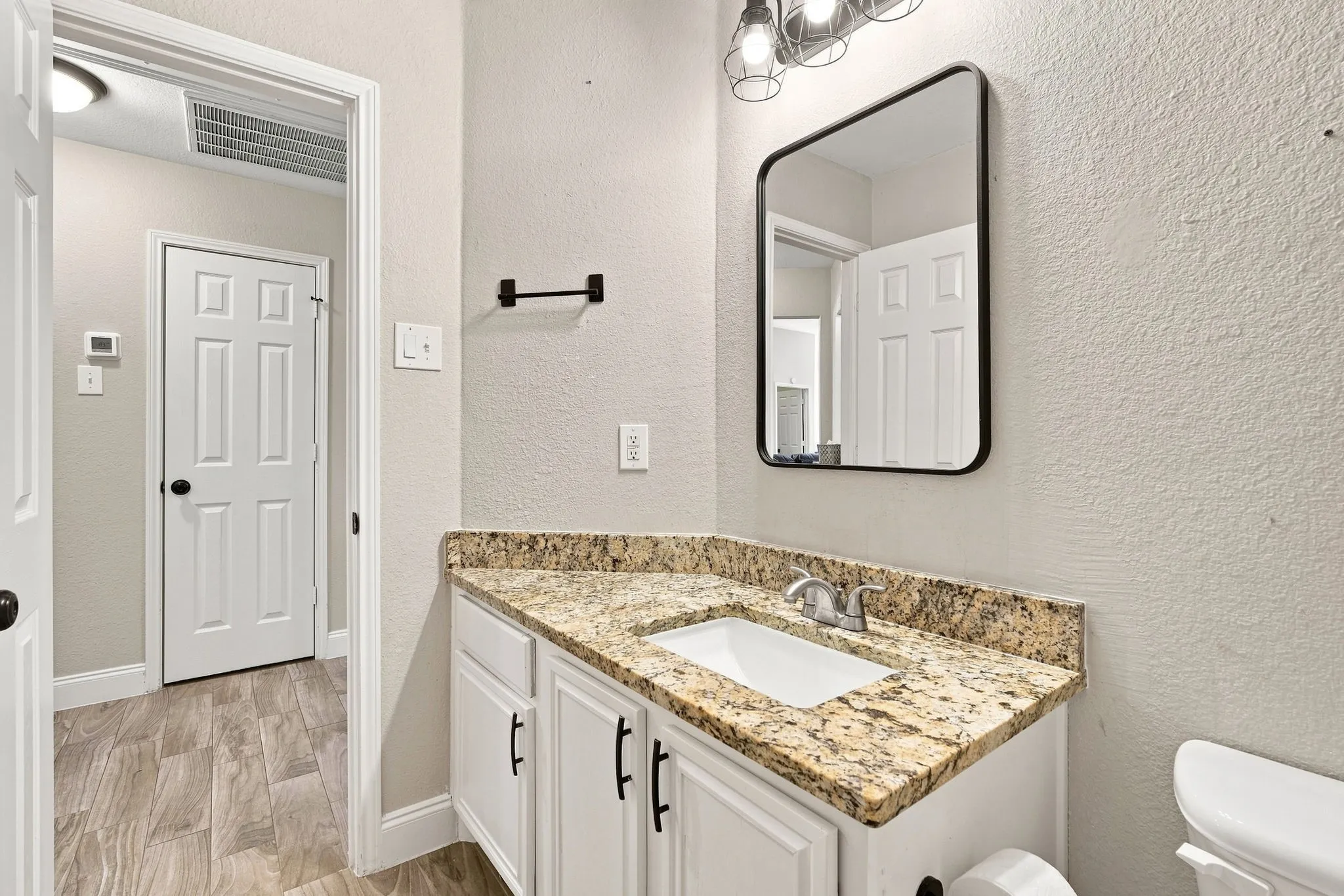 Single Family Residence For Sale in Ellis County , 760 S Ridge Drive, Midlothian, Texas 76065, 4 Bedroom, 2 Bathroom, 2 Garage spaces, 2,010 Sqft, built in 2000, mls#21346868, Real Estate Agent in Midlothian, Homes For Sale in Ellis county, Homes For Sale in Midlothian, Realtor in Midlothian Texas, Real Estate Brokerage Independent Realty Texas, Luminita Cordes Realtor
