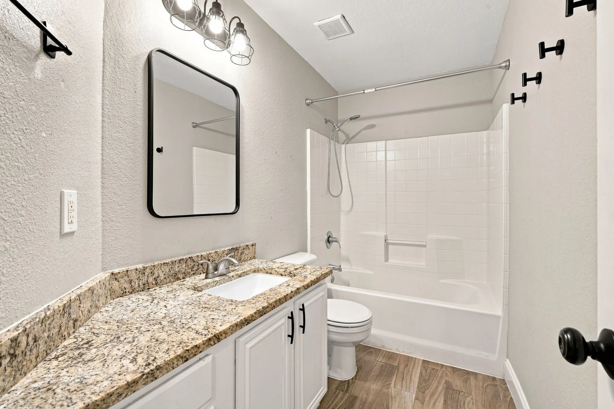 Single Family Residence For Sale in Ellis County , 760 S Ridge Drive, Midlothian, Texas 76065, 4 Bedroom, 2 Bathroom, 2 Garage spaces, 2,010 Sqft, built in 2000, mls#21346868, Real Estate Agent in Midlothian, Homes For Sale in Ellis county, Homes For Sale in Midlothian, Realtor in Midlothian Texas, Real Estate Brokerage Independent Realty Texas, Luminita Cordes Realtor
