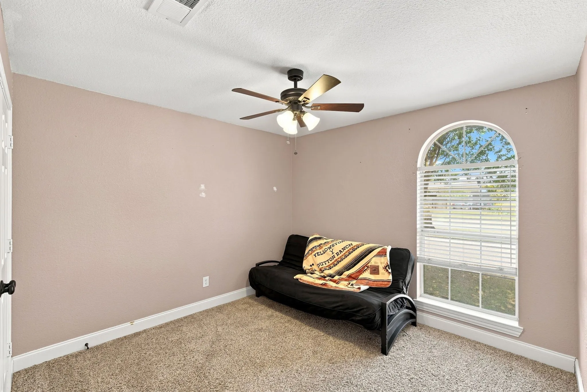 Single Family Residence For Sale in Ellis County , 760 S Ridge Drive, Midlothian, Texas 76065, 4 Bedroom, 2 Bathroom, 2 Garage spaces, 2,010 Sqft, built in 2000, mls#21346868, Real Estate Agent in Midlothian, Homes For Sale in Ellis county, Homes For Sale in Midlothian, Realtor in Midlothian Texas, Real Estate Brokerage Independent Realty Texas, Luminita Cordes Realtor