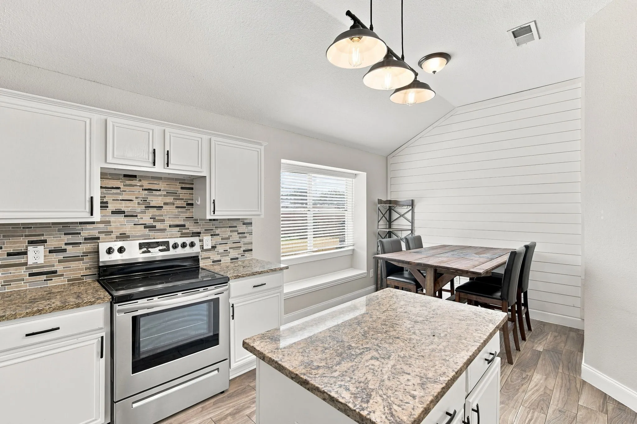 Single Family Residence For Sale in Ellis County , 760 S Ridge Drive, Midlothian, Texas 76065, 4 Bedroom, 2 Bathroom, 2 Garage spaces, 2,010 Sqft, built in 2000, mls#21346868, Real Estate Agent in Midlothian, Homes For Sale in Ellis county, Homes For Sale in Midlothian, Realtor in Midlothian Texas, Real Estate Brokerage Independent Realty Texas, Luminita Cordes Realtor