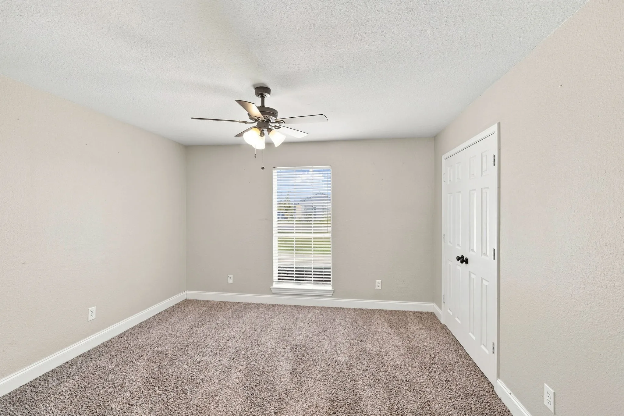 Single Family Residence For Sale in Ellis County , 760 S Ridge Drive, Midlothian, Texas 76065, 4 Bedroom, 2 Bathroom, 2 Garage spaces, 2,010 Sqft, built in 2000, mls#21346868, Real Estate Agent in Midlothian, Homes For Sale in Ellis county, Homes For Sale in Midlothian, Realtor in Midlothian Texas, Real Estate Brokerage Independent Realty Texas, Luminita Cordes Realtor