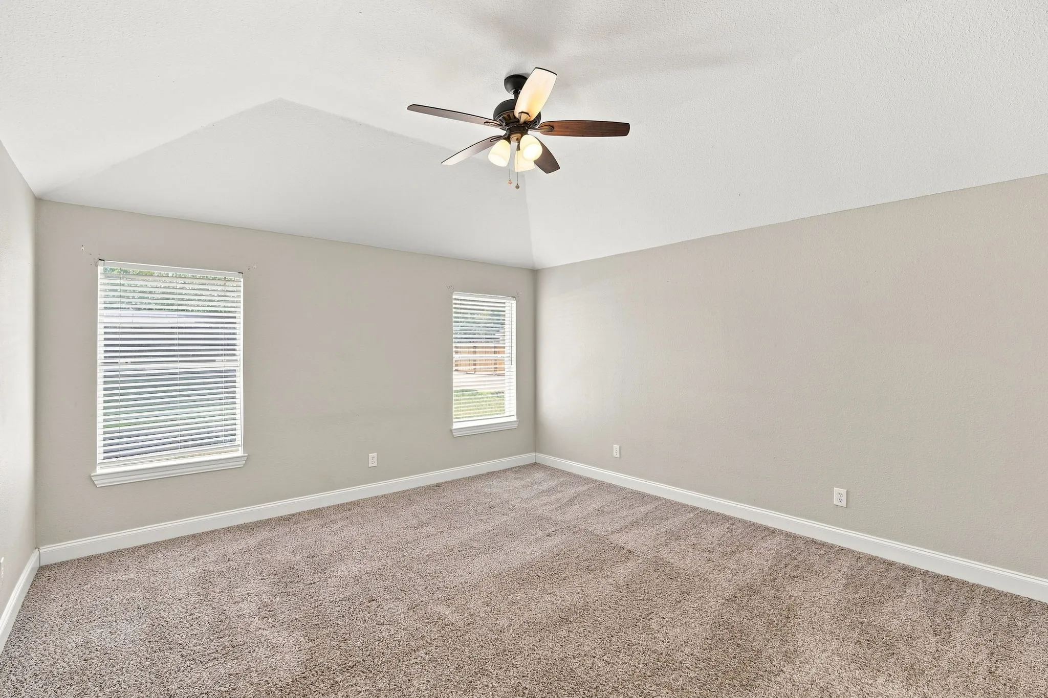 Single Family Residence For Sale in Ellis County , 760 S Ridge Drive, Midlothian, Texas 76065, 4 Bedroom, 2 Bathroom, 2 Garage spaces, 2,010 Sqft, built in 2000, mls#21346868, Real Estate Agent in Midlothian, Homes For Sale in Ellis county, Homes For Sale in Midlothian, Realtor in Midlothian Texas, Real Estate Brokerage Independent Realty Texas, Luminita Cordes Realtor