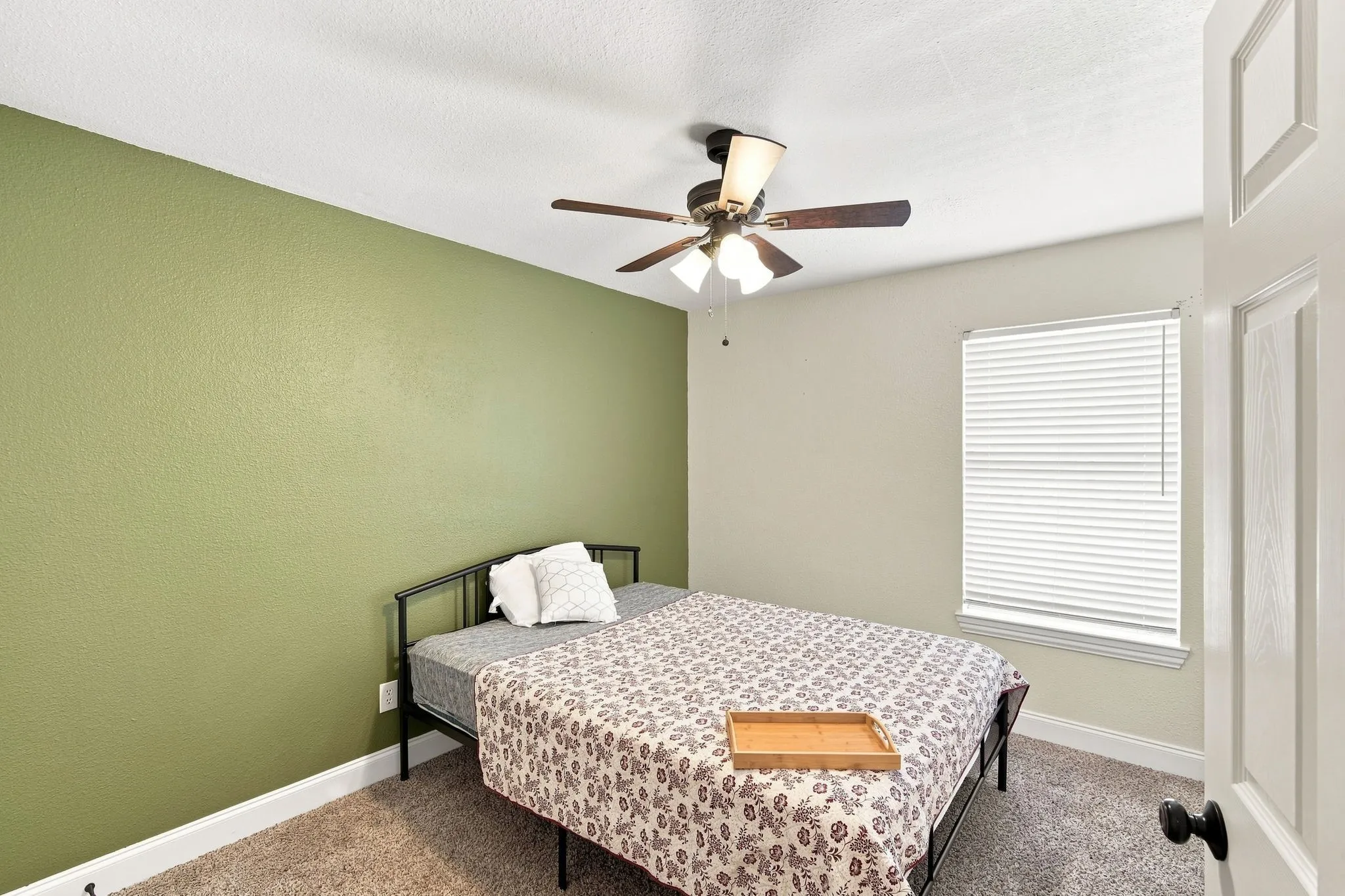 Single Family Residence For Sale in Ellis County , 760 S Ridge Drive, Midlothian, Texas 76065, 4 Bedroom, 2 Bathroom, 2 Garage spaces, 2,010 Sqft, built in 2000, mls#21346868, Real Estate Agent in Midlothian, Homes For Sale in Ellis county, Homes For Sale in Midlothian, Realtor in Midlothian Texas, Real Estate Brokerage Independent Realty Texas, Luminita Cordes Realtor