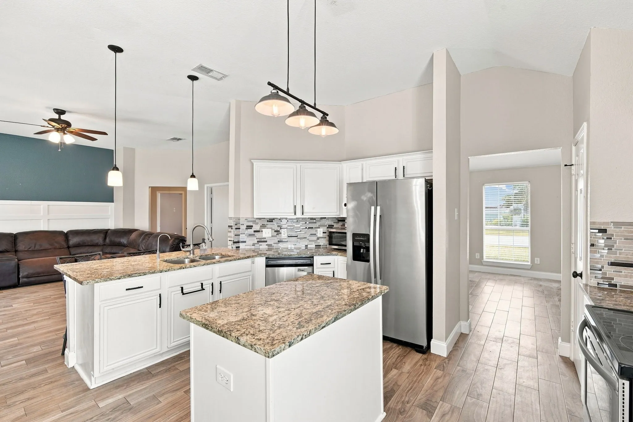 Single Family Residence For Sale in Ellis County , 760 S Ridge Drive, Midlothian, Texas 76065, 4 Bedroom, 2 Bathroom, 2 Garage spaces, 2,010 Sqft, built in 2000, mls#21346868, Real Estate Agent in Midlothian, Homes For Sale in Ellis county, Homes For Sale in Midlothian, Realtor in Midlothian Texas, Real Estate Brokerage Independent Realty Texas, Luminita Cordes Realtor