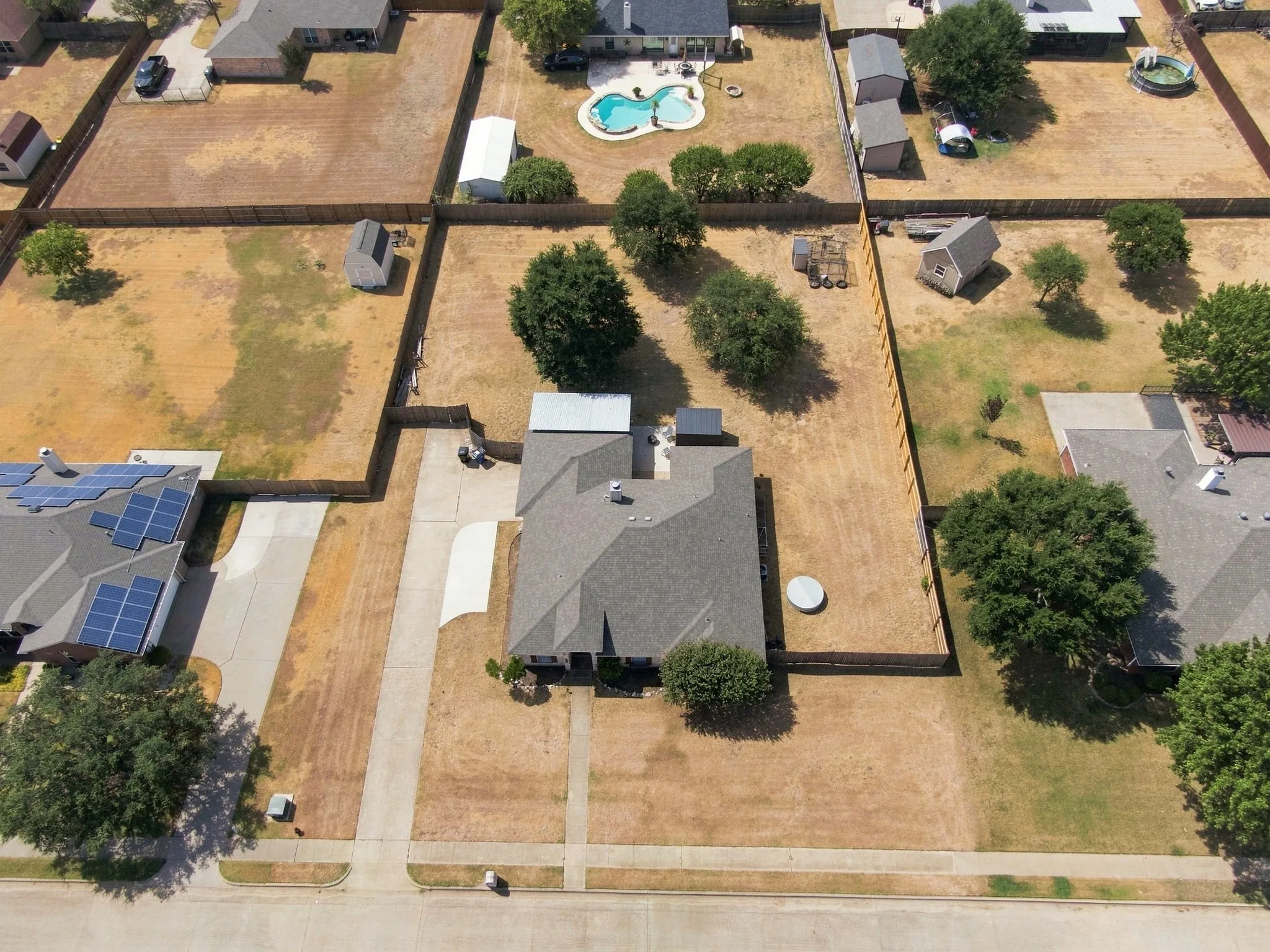 Single Family Residence For Sale in Ellis County , 760 S Ridge Drive, Midlothian, Texas 76065, 4 Bedroom, 2 Bathroom, 2 Garage spaces, 2,010 Sqft, built in 2000, mls#21346868, Real Estate Agent in Midlothian, Homes For Sale in Ellis county, Homes For Sale in Midlothian, Realtor in Midlothian Texas, Real Estate Brokerage Independent Realty Texas, Luminita Cordes Realtor