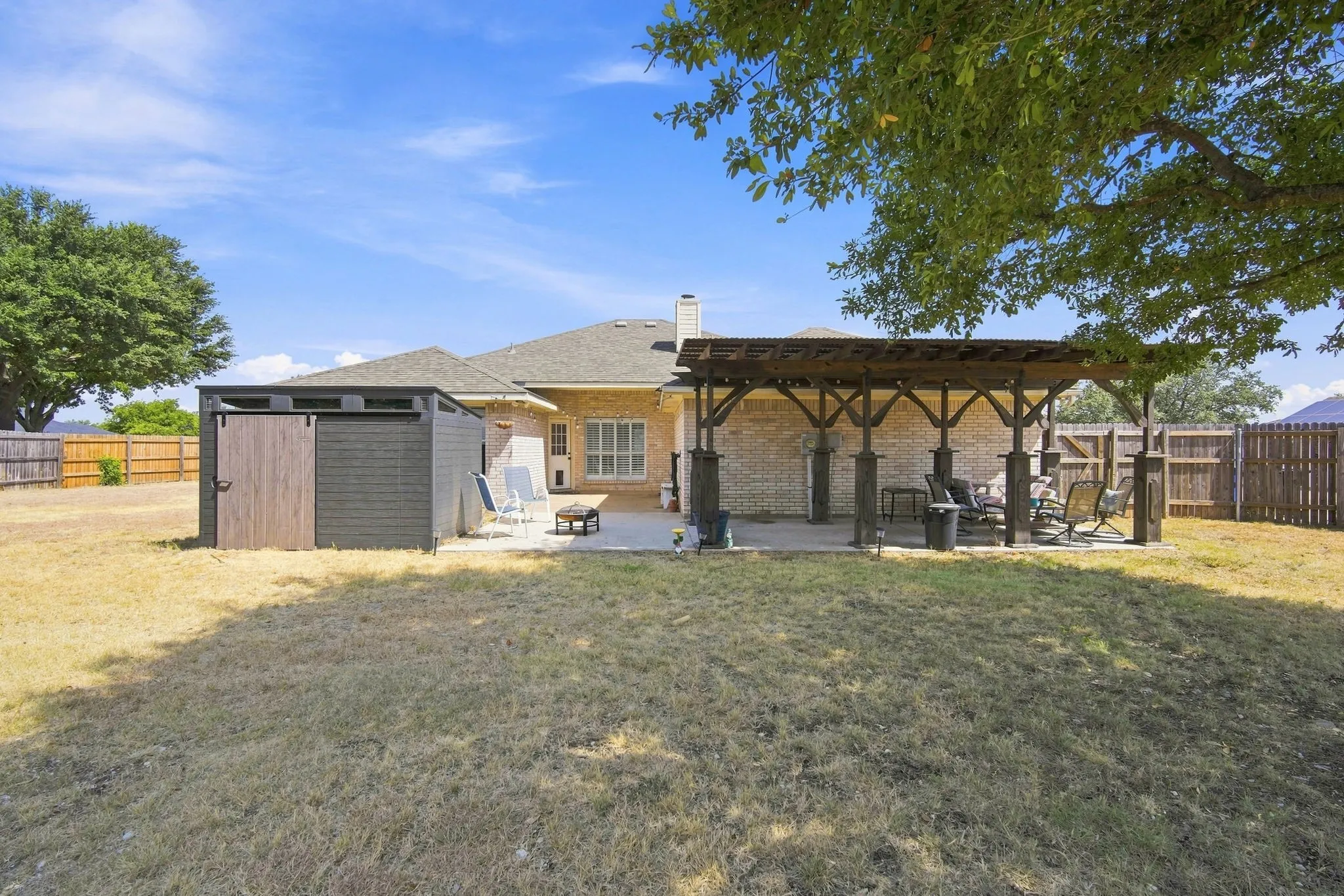 Single Family Residence For Sale in Ellis County , 760 S Ridge Drive, Midlothian, Texas 76065, 4 Bedroom, 2 Bathroom, 2 Garage spaces, 2,010 Sqft, built in 2000, mls#21346868, Real Estate Agent in Midlothian, Homes For Sale in Ellis county, Homes For Sale in Midlothian, Realtor in Midlothian Texas, Real Estate Brokerage Independent Realty Texas, Luminita Cordes Realtor