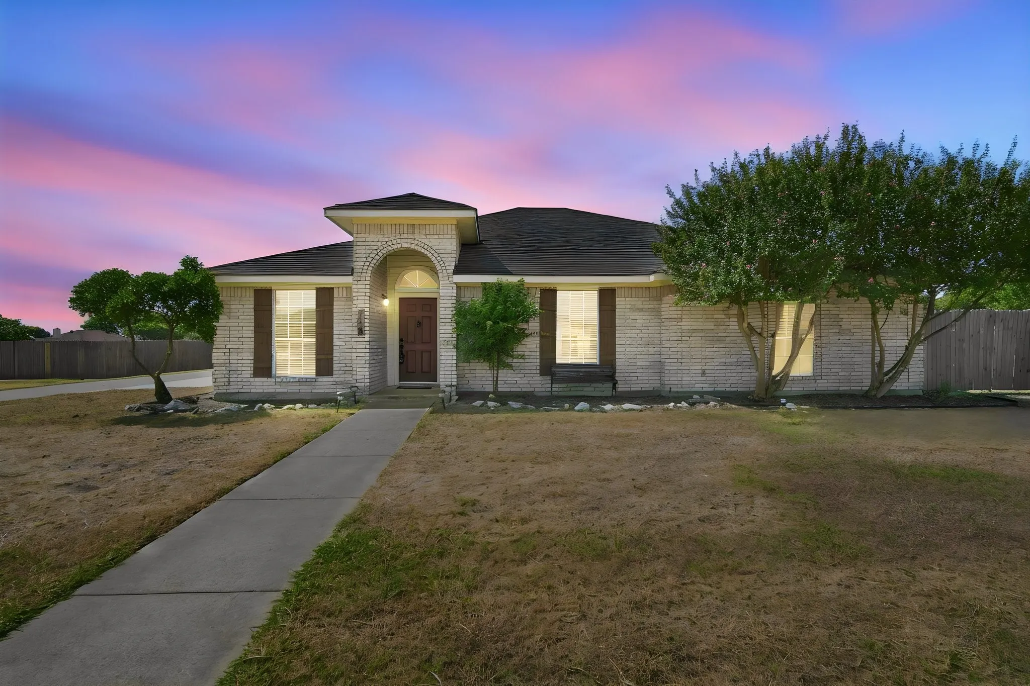 Single Family Residence For Sale in Ellis County , 760 S Ridge Drive, Midlothian, Texas 76065, 4 Bedroom, 2 Bathroom, 2 Garage spaces, 2,010 Sqft, built in 2000, mls#21346868, Real Estate Agent in Midlothian, Homes For Sale in Ellis county, Homes For Sale in Midlothian, Realtor in Midlothian Texas, Real Estate Brokerage Independent Realty Texas, Luminita Cordes Realtor