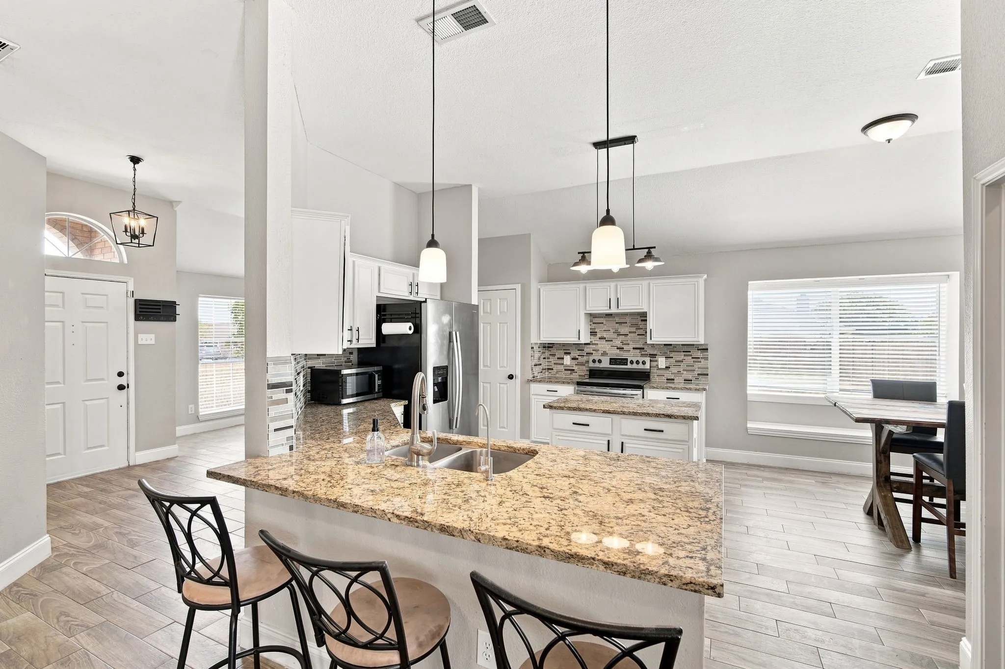 Single Family Residence For Sale in Ellis County , 760 S Ridge Drive, Midlothian, Texas 76065, 4 Bedroom, 2 Bathroom, 2 Garage spaces, 2,010 Sqft, built in 2000, mls#21346868, Real Estate Agent in Midlothian, Homes For Sale in Ellis county, Homes For Sale in Midlothian, Realtor in Midlothian Texas, Real Estate Brokerage Independent Realty Texas, Luminita Cordes Realtor