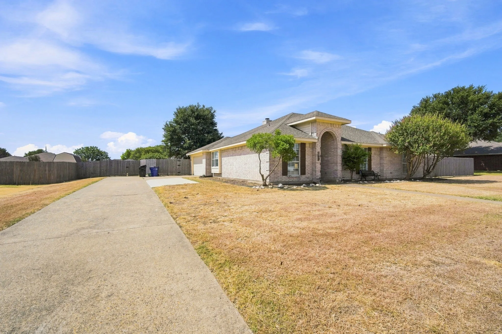 Single Family Residence For Sale in Ellis County , 760 S Ridge Drive, Midlothian, Texas 76065, 4 Bedroom, 2 Bathroom, 2 Garage spaces, 2,010 Sqft, built in 2000, mls#21346868, Real Estate Agent in Midlothian, Homes For Sale in Ellis county, Homes For Sale in Midlothian, Realtor in Midlothian Texas, Real Estate Brokerage Independent Realty Texas, Luminita Cordes Realtor
