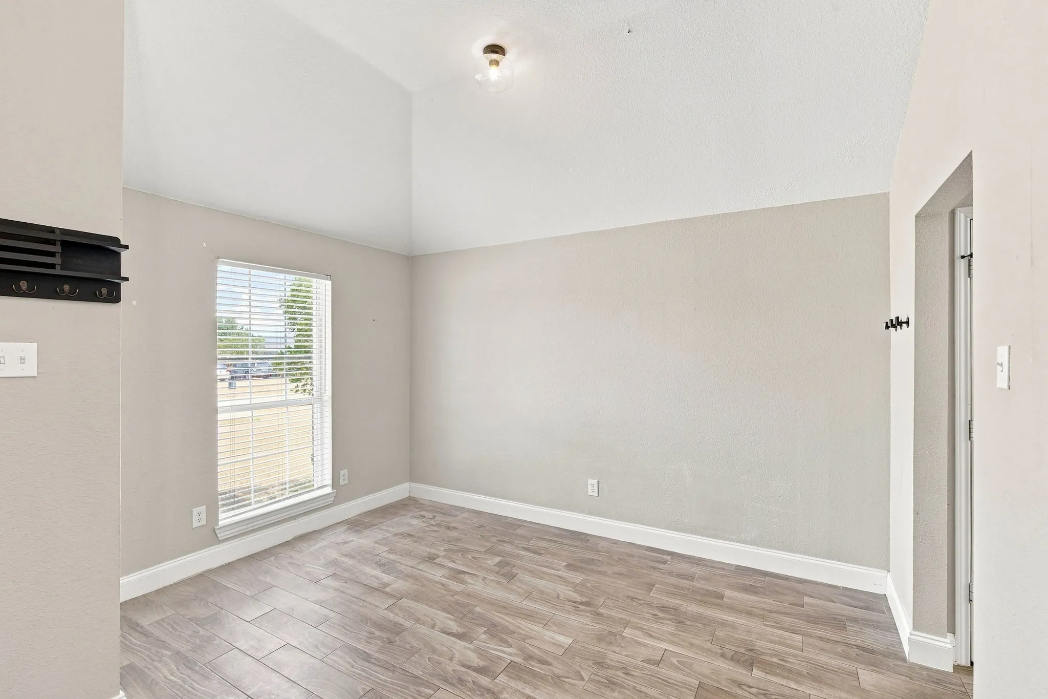 Single Family Residence For Sale in Ellis County , 760 S Ridge Drive, Midlothian, Texas 76065, 4 Bedroom, 2 Bathroom, 2 Garage spaces, 2,010 Sqft, built in 2000, mls#21346868, Real Estate Agent in Midlothian, Homes For Sale in Ellis county, Homes For Sale in Midlothian, Realtor in Midlothian Texas, Real Estate Brokerage Independent Realty Texas, Luminita Cordes Realtor