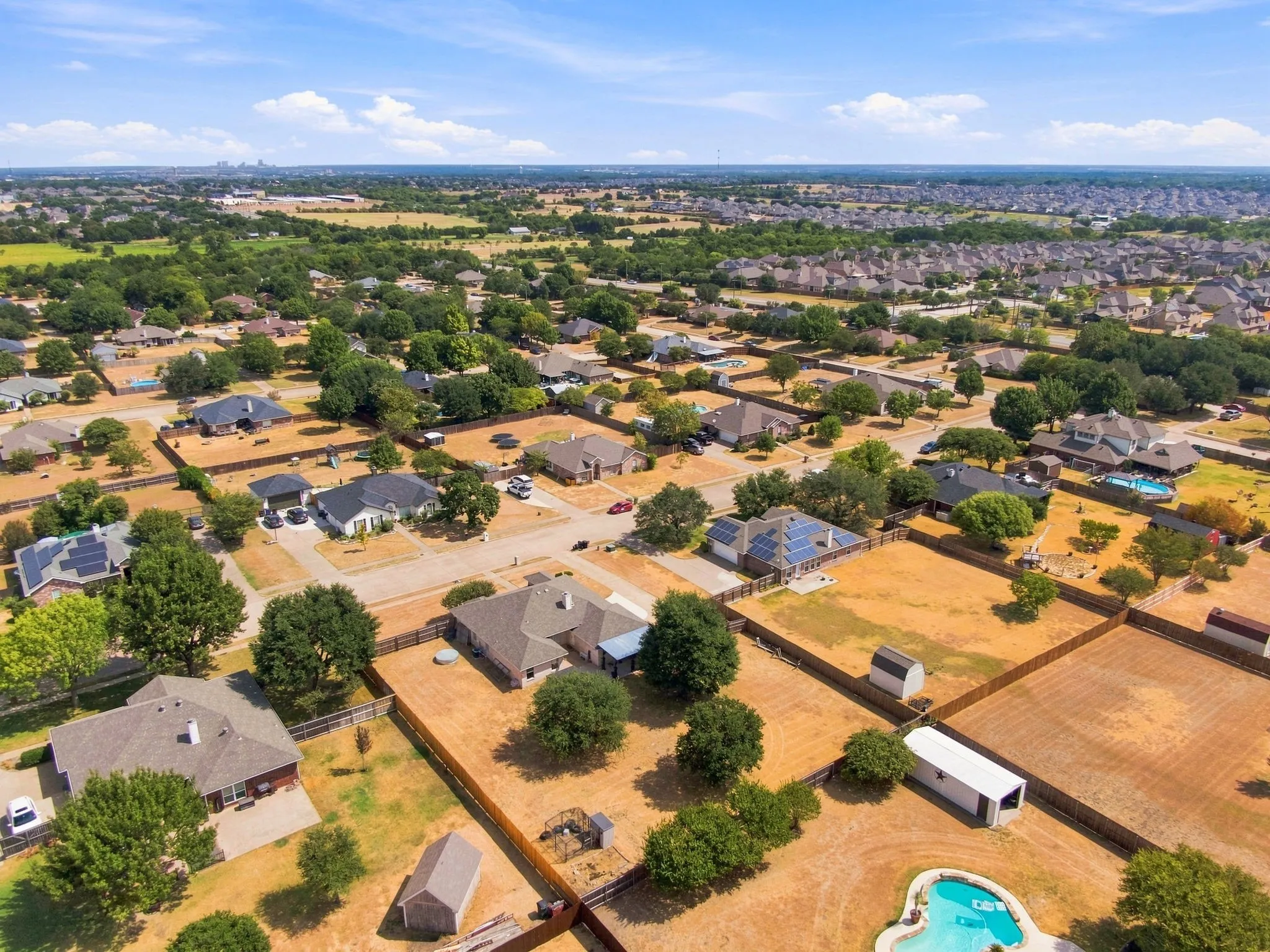 Single Family Residence For Sale in Ellis County , 760 S Ridge Drive, Midlothian, Texas 76065, 4 Bedroom, 2 Bathroom, 2 Garage spaces, 2,010 Sqft, built in 2000, mls#21346868, Real Estate Agent in Midlothian, Homes For Sale in Ellis county, Homes For Sale in Midlothian, Realtor in Midlothian Texas, Real Estate Brokerage Independent Realty Texas, Luminita Cordes Realtor