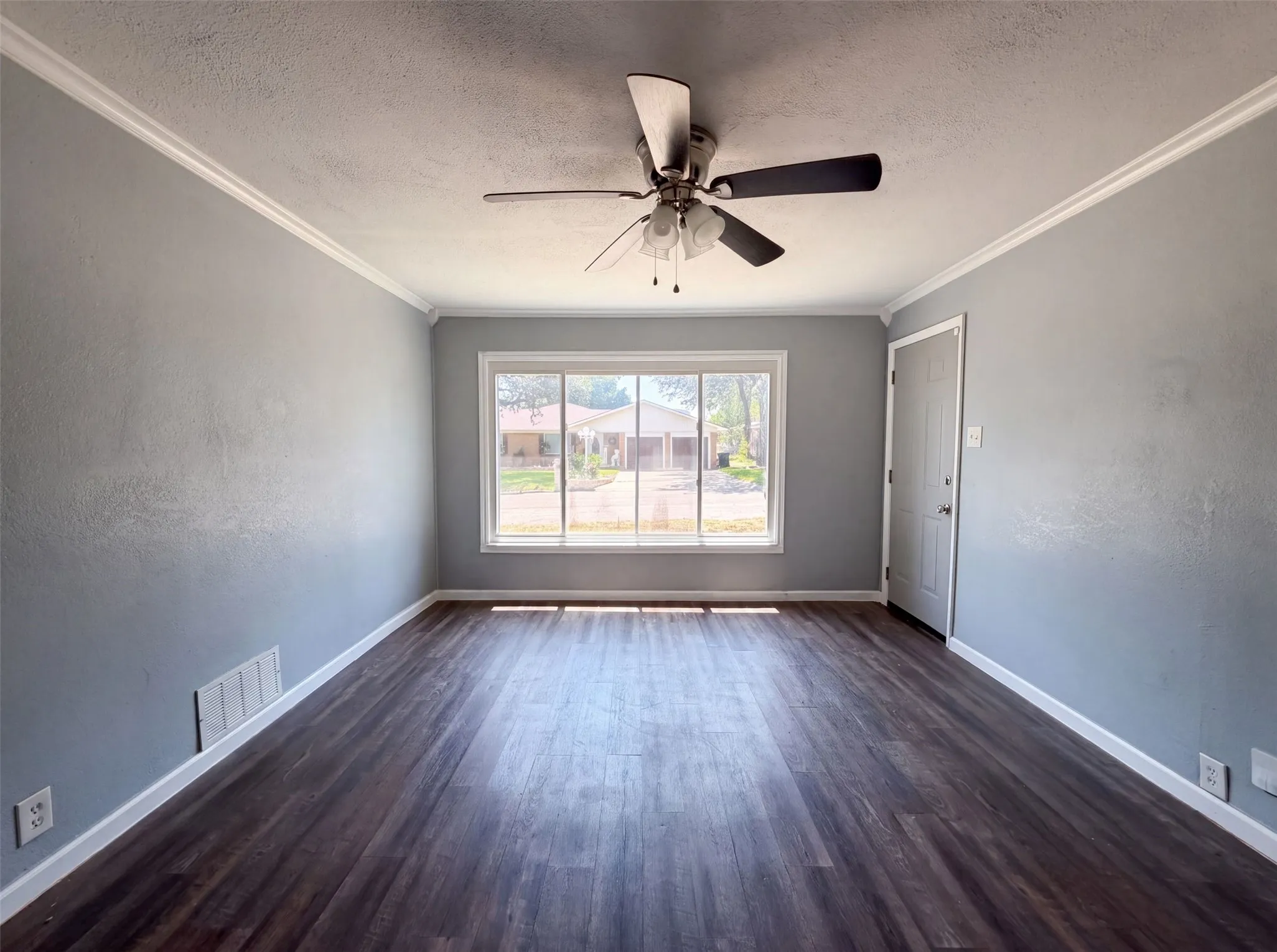 Single Family Residence For Sale in Johnson County , 1012 Turner Street, Cleburne, Texas 76033, 3 Bedroom, 1 Bathroom, Garage spaces, 1,364 Sqft, built in 1960, mls#21356424, Real Estate Agent in Cleburne, Homes For Sale in Johnson county, Homes For Sale in Cleburne, Realtor in Cleburne Texas, Real Estate Brokerage Independent Realty Texas, Luminita Cordes Realtor