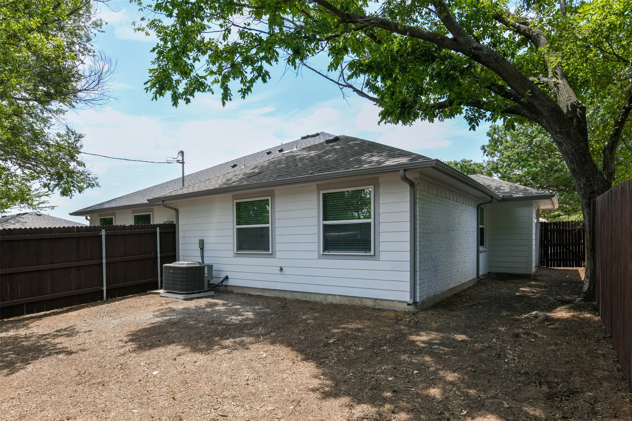 Duplex For Rent in Tarrant County , 2501 Windy Pine Lane, Arlington, Texas 76015, 2 Bedroom, 2 Bathroom, Garage spaces, 1,120 Sqft, built in 1982, mls#21356435, Real Estate Agent in Arlington, Homes For Rent in Tarrant county, Homes For Rent in Arlington, Realtor in Arlington Texas, Real Estate Brokerage Independent Realty Texas, Luminita Cordes Realtor