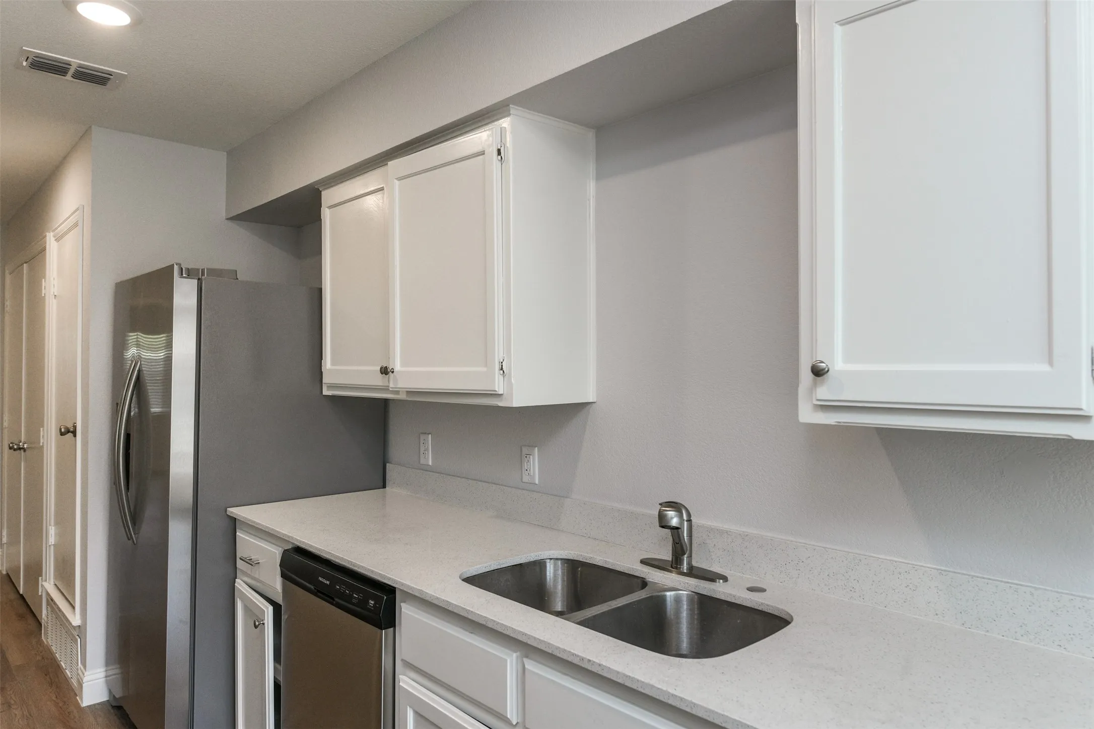 Duplex For Rent in Tarrant County , 2501 Windy Pine Lane, Arlington, Texas 76015, 2 Bedroom, 2 Bathroom, Garage spaces, 1,120 Sqft, built in 1982, mls#21356435, Real Estate Agent in Arlington, Homes For Rent in Tarrant county, Homes For Rent in Arlington, Realtor in Arlington Texas, Real Estate Brokerage Independent Realty Texas, Luminita Cordes Realtor