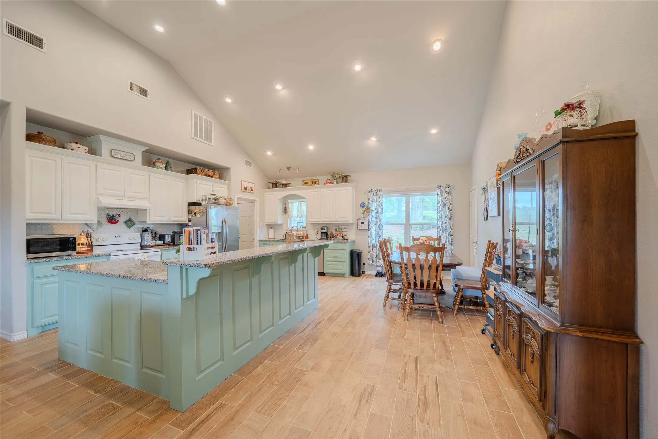 Single Family Residence For Sale in Upshur County , 130 Arabian Court, Gilmer, Texas 75645, 5 Bedroom, 3 Bathroom, Garage spaces, 2,098 Sqft, built in 2016, mls#21356443, Real Estate Agent in Gilmer, Homes For Sale in Upshur county, Homes For Sale in Gilmer, Realtor in Gilmer Texas, Real Estate Brokerage Independent Realty Texas, Luminita Cordes Realtor