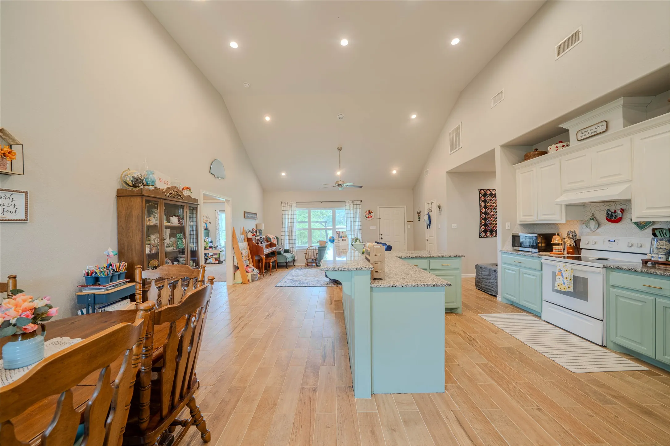 Single Family Residence For Sale in Upshur County , 130 Arabian Court, Gilmer, Texas 75645, 5 Bedroom, 3 Bathroom, Garage spaces, 2,098 Sqft, built in 2016, mls#21356443, Real Estate Agent in Gilmer, Homes For Sale in Upshur county, Homes For Sale in Gilmer, Realtor in Gilmer Texas, Real Estate Brokerage Independent Realty Texas, Luminita Cordes Realtor