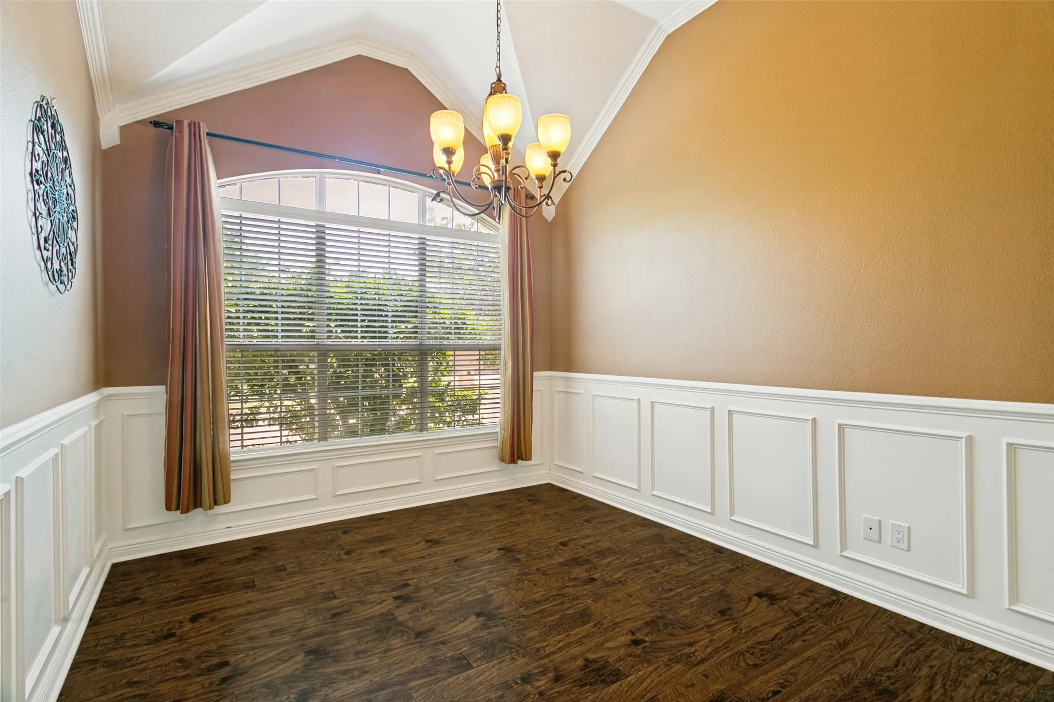 Single Family Residence For Sale in Tarrant County , 5713 Kelly Court, Haltom City, Texas 76137, 3 Bedroom, 2 Bathroom, 2 Garage spaces, 2,256 Sqft, built in 1996, mls#21341334, Real Estate Agent in Haltom City, Homes For Sale in Tarrant county, Homes For Sale in Haltom City, Realtor in Haltom City Texas, Real Estate Brokerage Independent Realty Texas, Luminita Cordes Realtor