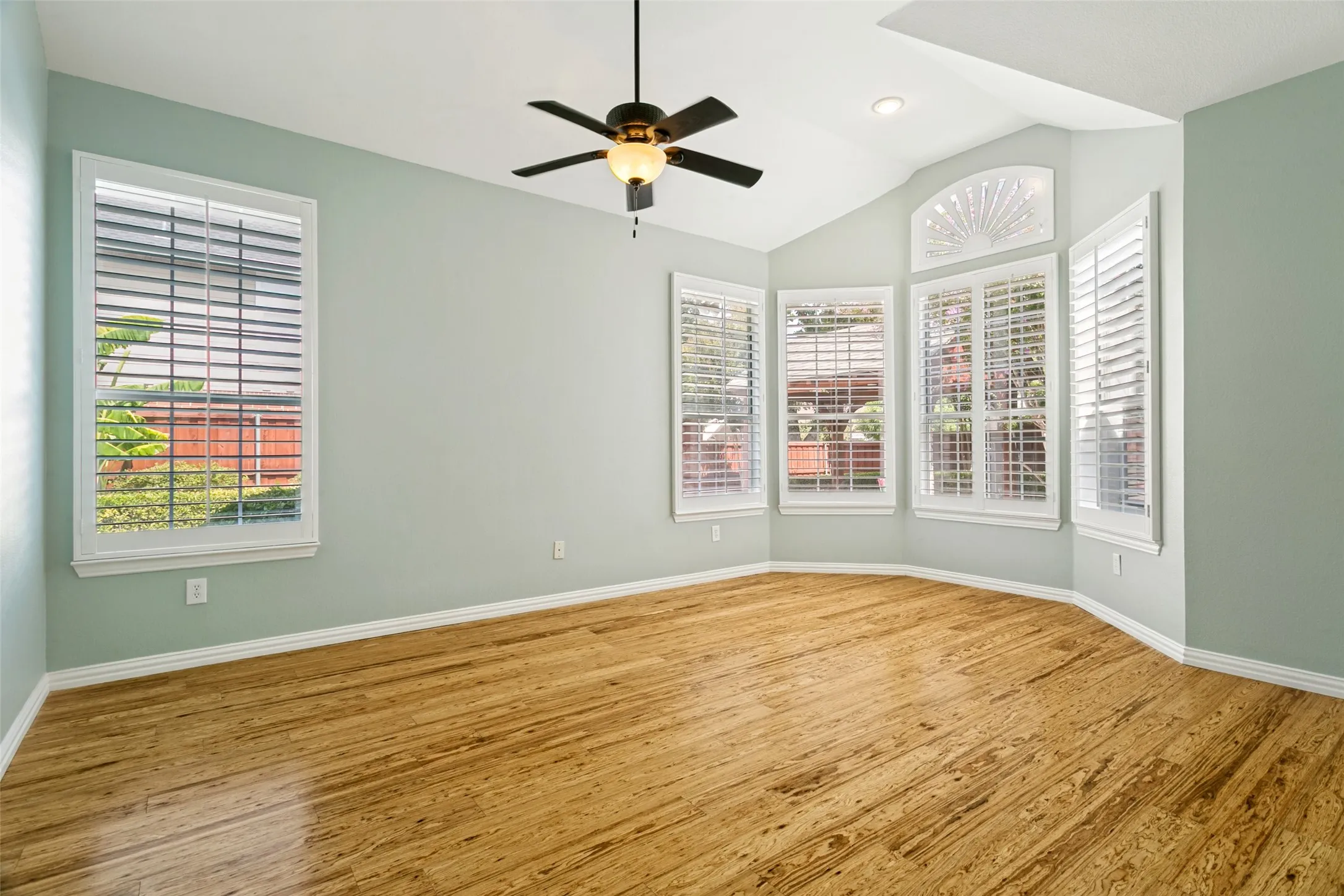 Single Family Residence For Sale in Tarrant County , 5713 Kelly Court, Haltom City, Texas 76137, 3 Bedroom, 2 Bathroom, 2 Garage spaces, 2,256 Sqft, built in 1996, mls#21341334, Real Estate Agent in Haltom City, Homes For Sale in Tarrant county, Homes For Sale in Haltom City, Realtor in Haltom City Texas, Real Estate Brokerage Independent Realty Texas, Luminita Cordes Realtor