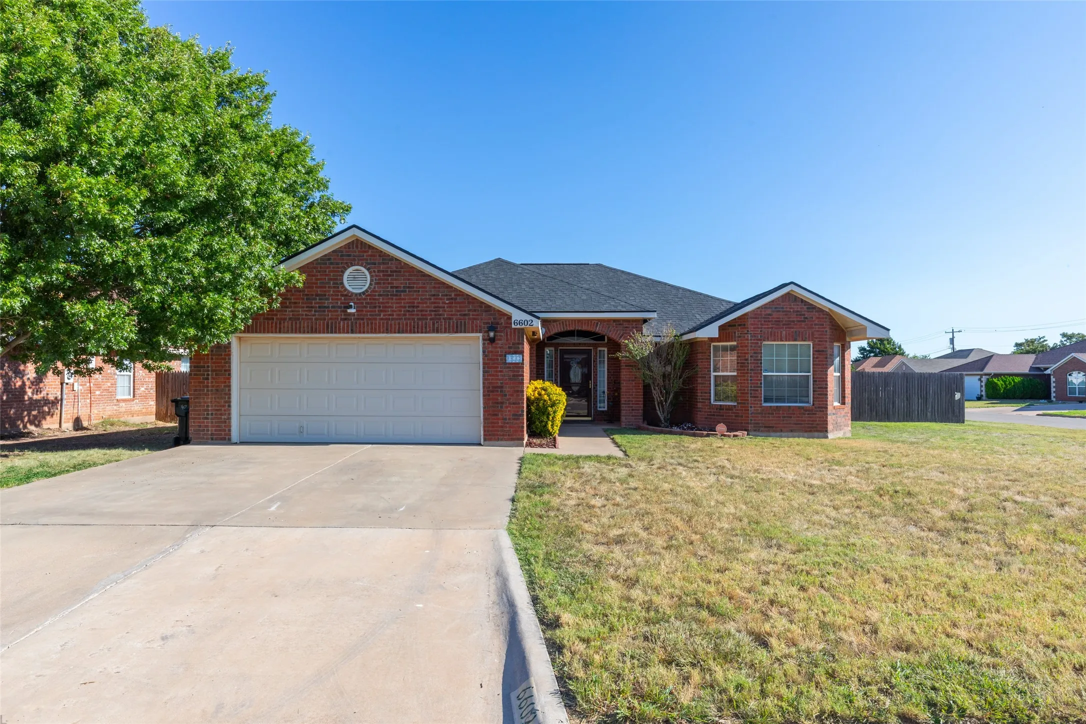 Single Family Residence For Sale in Taylor County , 6602 Inverness Street, Abilene, Texas 79606, 3 Bedroom, 2 Bathroom, 2 Garage spaces, 1,772 Sqft, built in 2005, mls#21355757, Real Estate Agent in Abilene, Homes For Sale in Taylor county, Homes For Sale in Abilene, Realtor in Abilene Texas, Real Estate Brokerage Independent Realty Texas, Luminita Cordes Realtor