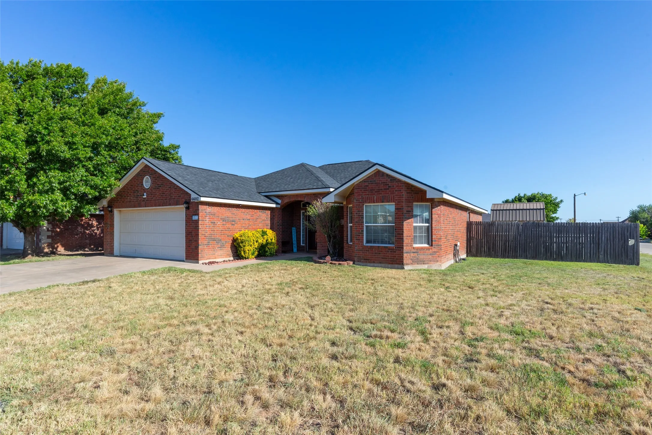 Single Family Residence For Sale in Taylor County , 6602 Inverness Street, Abilene, Texas 79606, 3 Bedroom, 2 Bathroom, 2 Garage spaces, 1,772 Sqft, built in 2005, mls#21355757, Real Estate Agent in Abilene, Homes For Sale in Taylor county, Homes For Sale in Abilene, Realtor in Abilene Texas, Real Estate Brokerage Independent Realty Texas, Luminita Cordes Realtor