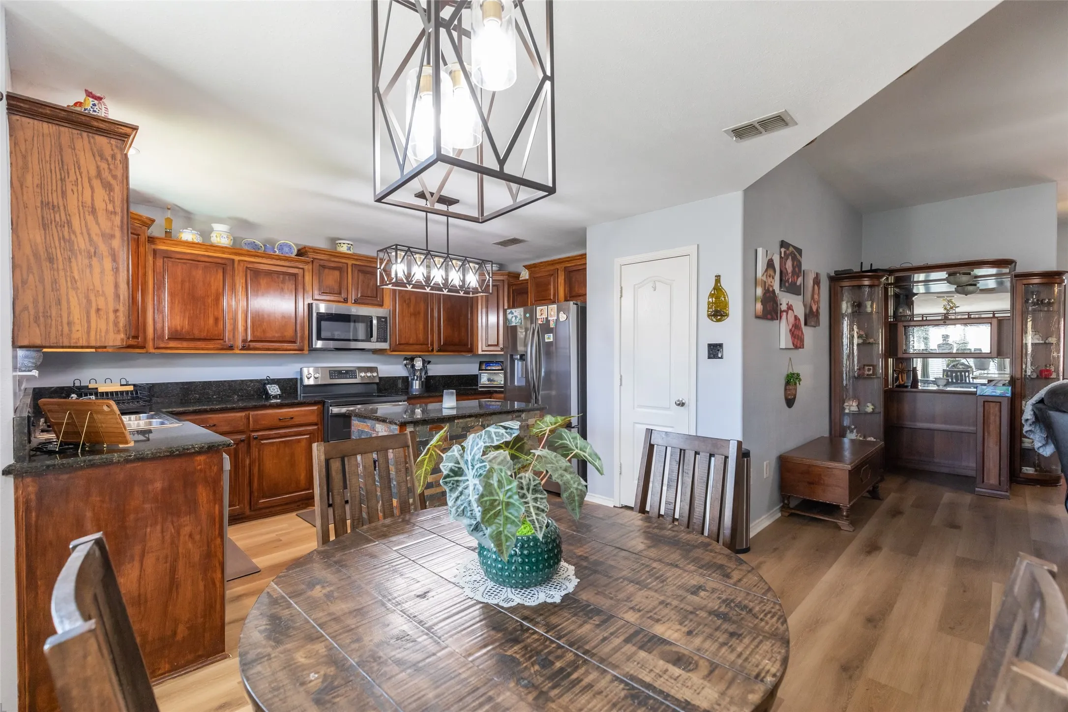 Single Family Residence For Sale in Taylor County , 6602 Inverness Street, Abilene, Texas 79606, 3 Bedroom, 2 Bathroom, 2 Garage spaces, 1,772 Sqft, built in 2005, mls#21355757, Real Estate Agent in Abilene, Homes For Sale in Taylor county, Homes For Sale in Abilene, Realtor in Abilene Texas, Real Estate Brokerage Independent Realty Texas, Luminita Cordes Realtor