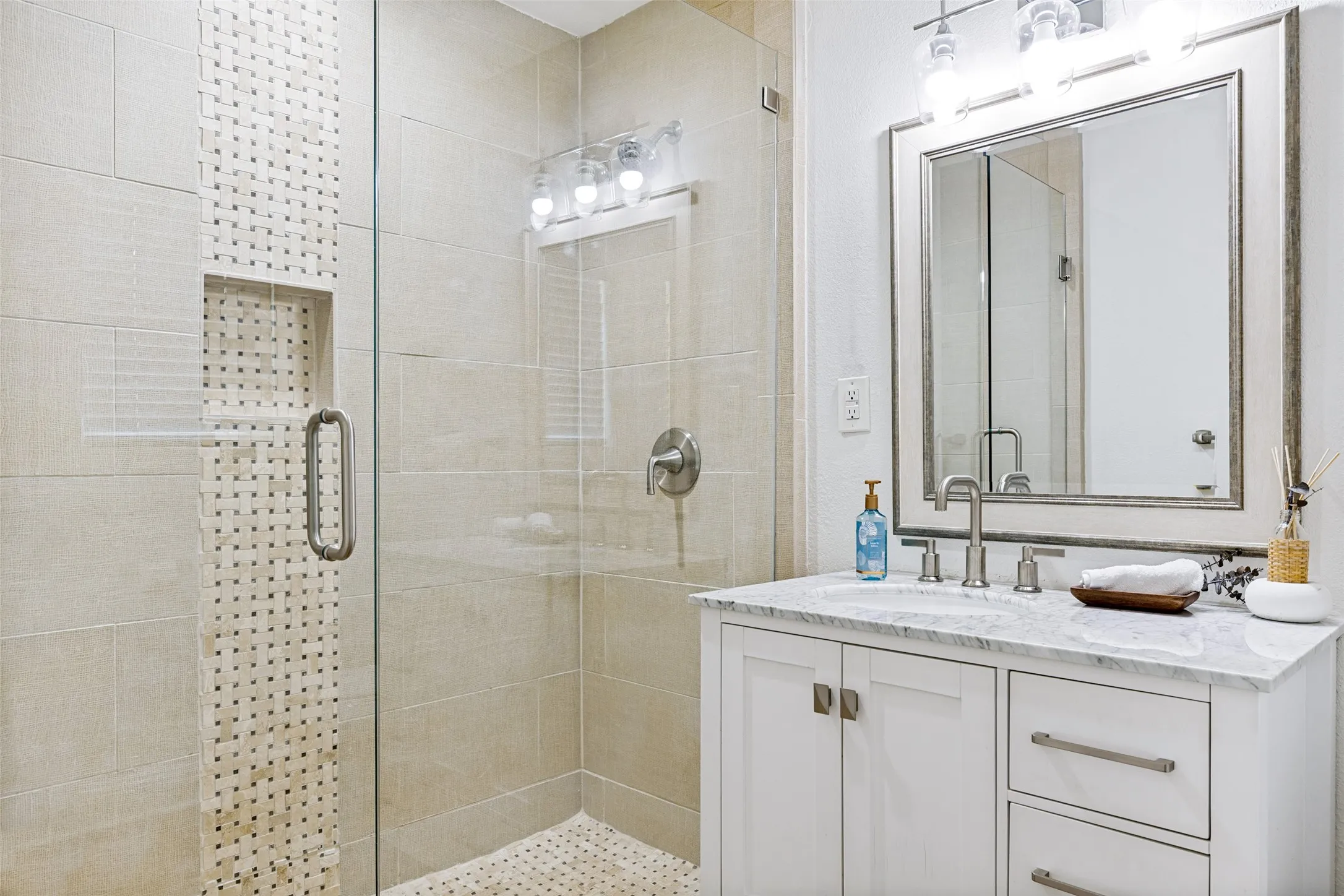Single Family Residence For Sale in Dallas County , 3111 Rotan Lane, Dallas, Texas 75229, 3 Bedroom, 2 Bathroom, 2 Garage spaces, 1,456 Sqft, built in 1956, mls#21356427, Real Estate Agent in Dallas, Homes For Sale in Dallas county, Homes For Sale in Dallas, Realtor in Dallas Texas, Real Estate Brokerage Independent Realty Texas, Luminita Cordes Realtor