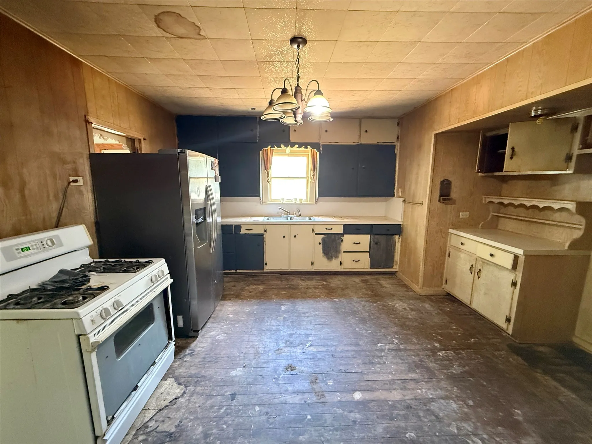 Single Family Residence For Sale in Wood County , 1765 E Hwy 11 E, Winnsboro, Texas 75494, 2 Bedroom, 2 Bathroom, Garage spaces, 1,884 Sqft, built in 1970, Price $99,500, mls#21355573, Real Estate Agent in Winnsboro, Homes For Sale in Wood county, Homes For Sale in Winnsboro, Realtor in Winnsboro Texas, Real Estate Brokerage Independent Realty Texas, Luminita Cordes Realtor