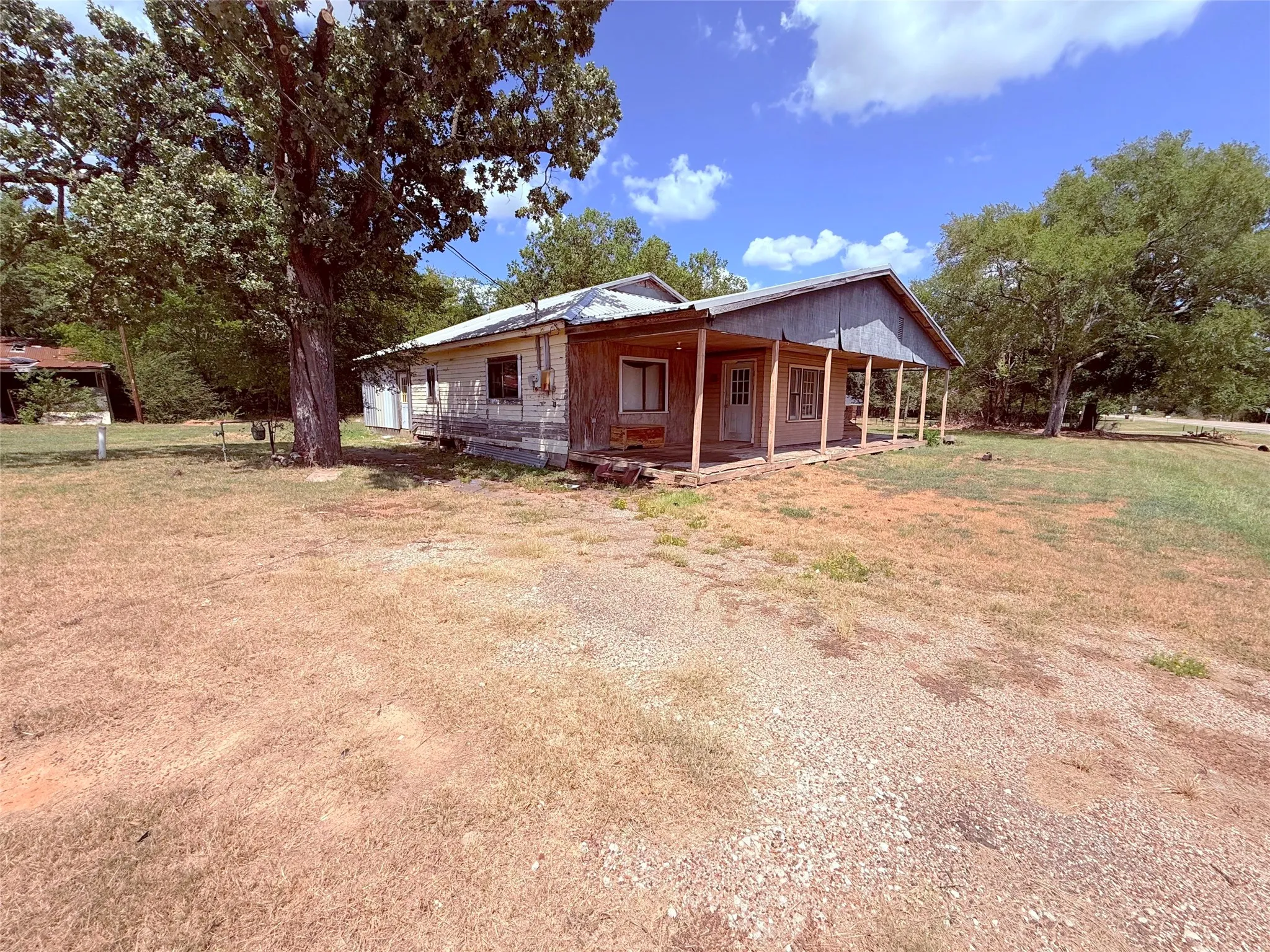 Single Family Residence For Sale in Wood County , 1765 E Hwy 11 E, Winnsboro, Texas 75494, 2 Bedroom, 2 Bathroom, Garage spaces, 1,884 Sqft, built in 1970, Price $99,500, mls#21355573, Real Estate Agent in Winnsboro, Homes For Sale in Wood county, Homes For Sale in Winnsboro, Realtor in Winnsboro Texas, Real Estate Brokerage Independent Realty Texas, Luminita Cordes Realtor