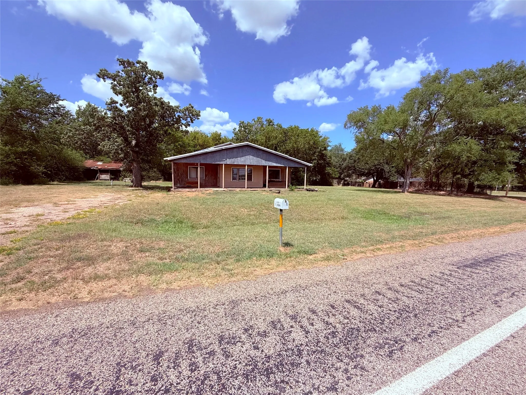 Single Family Residence For Sale in Wood County , 1765 E Hwy 11 E, Winnsboro, Texas 75494, 2 Bedroom, 2 Bathroom, Garage spaces, 1,884 Sqft, built in 1970, Price $99,500, mls#21355573, Real Estate Agent in Winnsboro, Homes For Sale in Wood county, Homes For Sale in Winnsboro, Realtor in Winnsboro Texas, Real Estate Brokerage Independent Realty Texas, Luminita Cordes Realtor