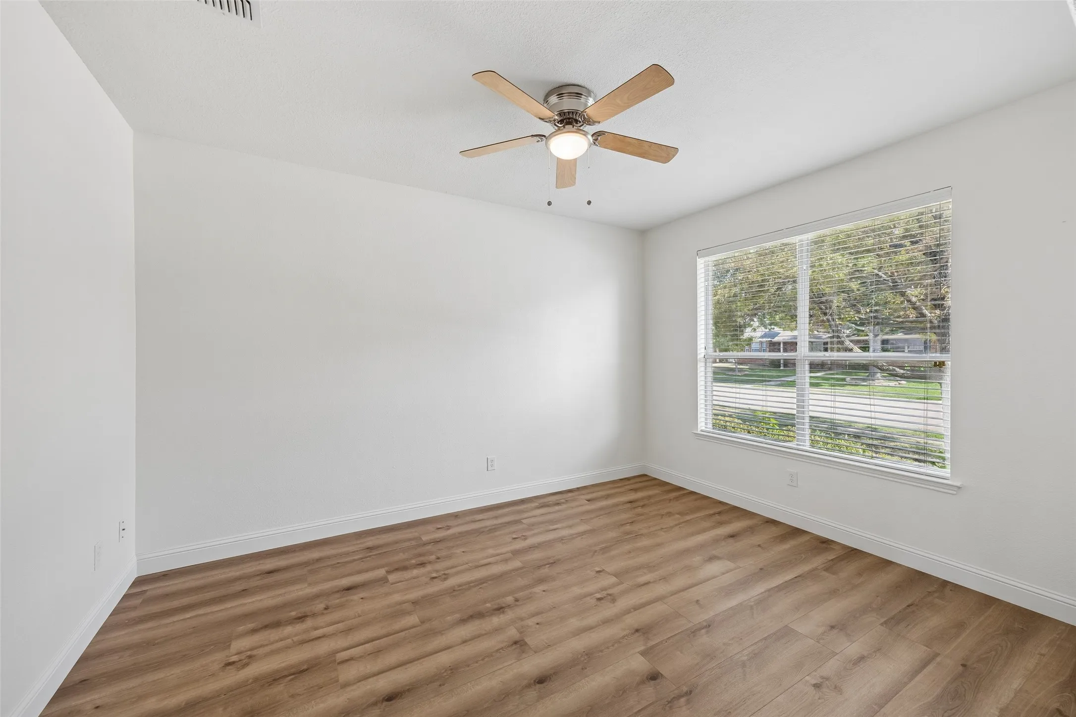 Single Family Residence For Sale in Rockwall County , 3605 Hawthorne Trail, Rockwall, Texas 75032, 4 Bedroom, 3 Bathroom, 2 Garage spaces, 2,738 Sqft, built in 2007, mls#21353575, Real Estate Agent in Rockwall, Homes For Sale in Rockwall county, Homes For Sale in Rockwall, Realtor in Rockwall Texas, Real Estate Brokerage Independent Realty Texas, Luminita Cordes Realtor