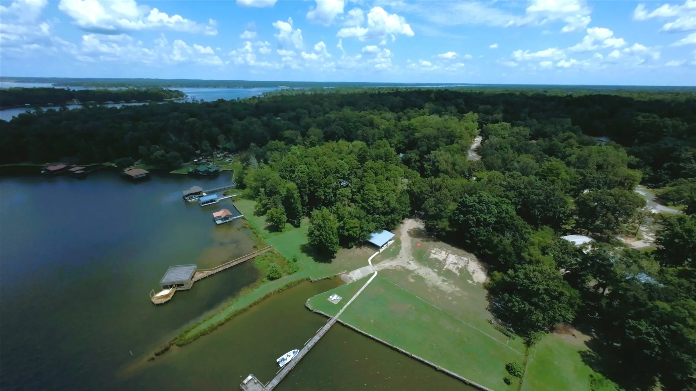Lakefront community area; picnic, fishing pier and boat ramp