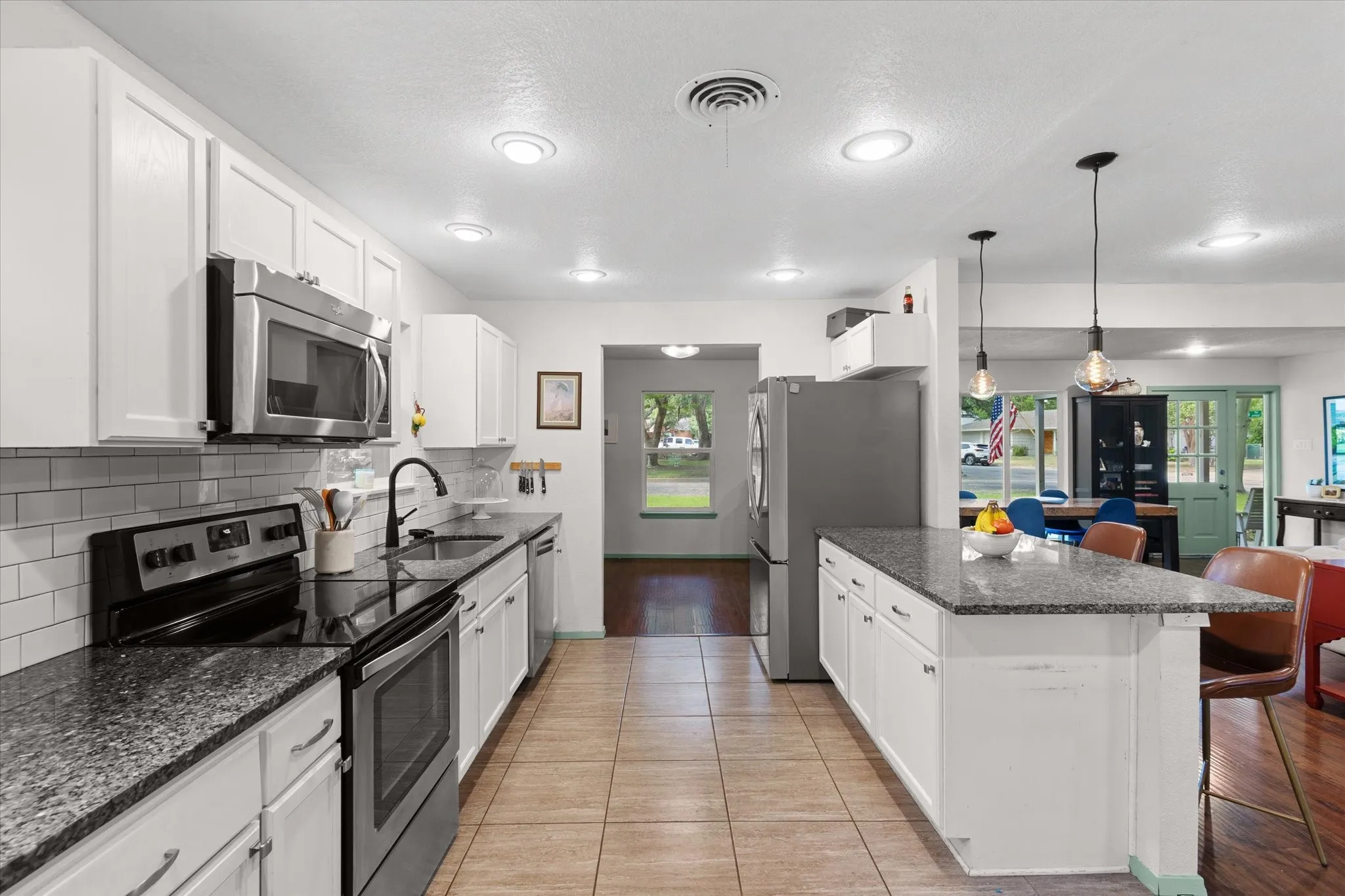 Single Family Residence For Sale in Tarrant County , 6951 Pinon Street, Fort Worth, Texas 76116, 3 Bedroom, 3 Bathroom, 2 Garage spaces, 1,739 Sqft, built in 1961, mls#21355025, Real Estate Agent in Fort Worth, Homes For Sale in Tarrant county, Homes For Sale in Fort Worth, Realtor in Fort Worth Texas, Real Estate Brokerage Independent Realty Texas, Luminita Cordes Realtor