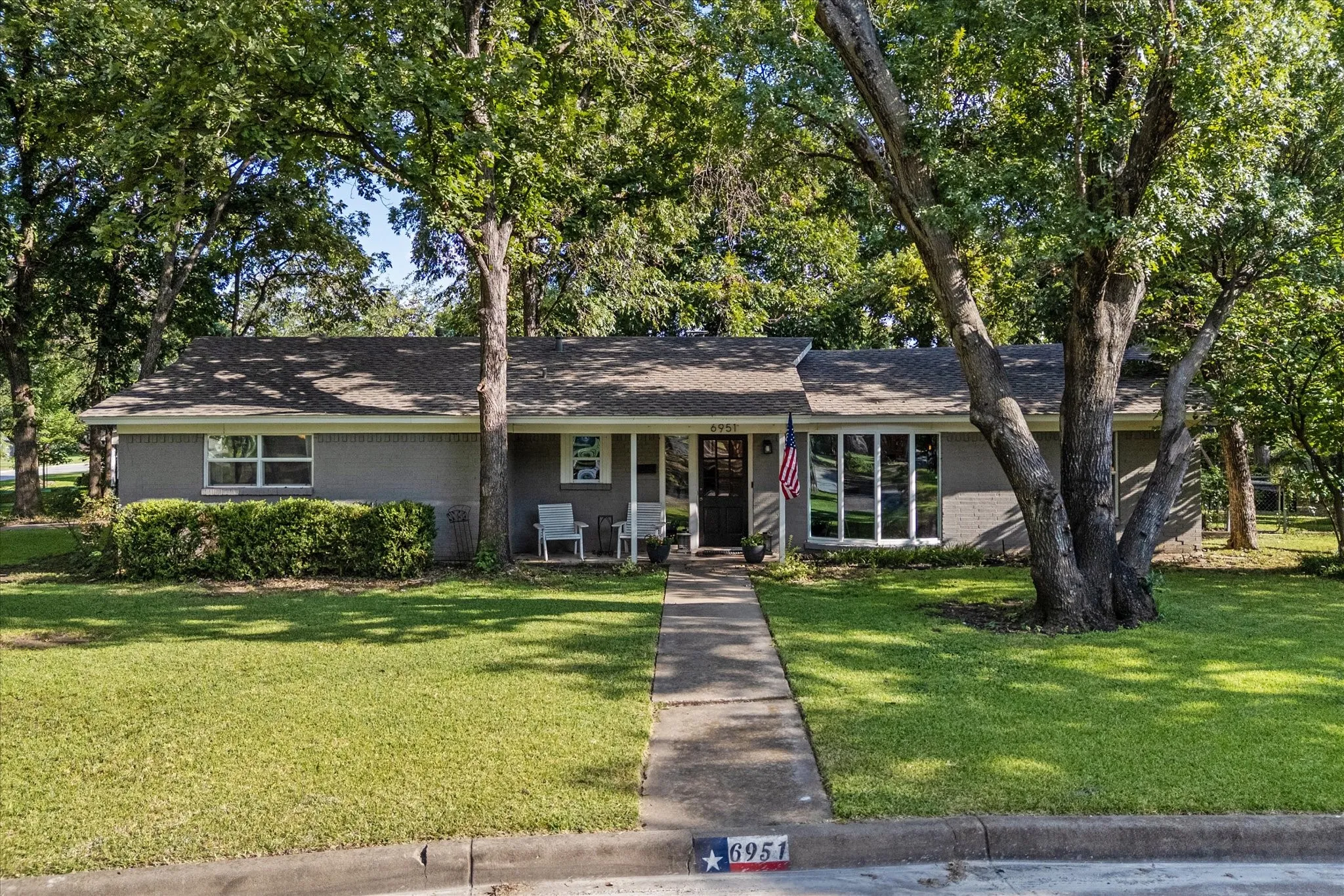 Single Family Residence For Sale in Tarrant County , 6951 Pinon Street, Fort Worth, Texas 76116, 3 Bedroom, 3 Bathroom, 2 Garage spaces, 1,739 Sqft, built in 1961, mls#21355025, Real Estate Agent in Fort Worth, Homes For Sale in Tarrant county, Homes For Sale in Fort Worth, Realtor in Fort Worth Texas, Real Estate Brokerage Independent Realty Texas, Luminita Cordes Realtor