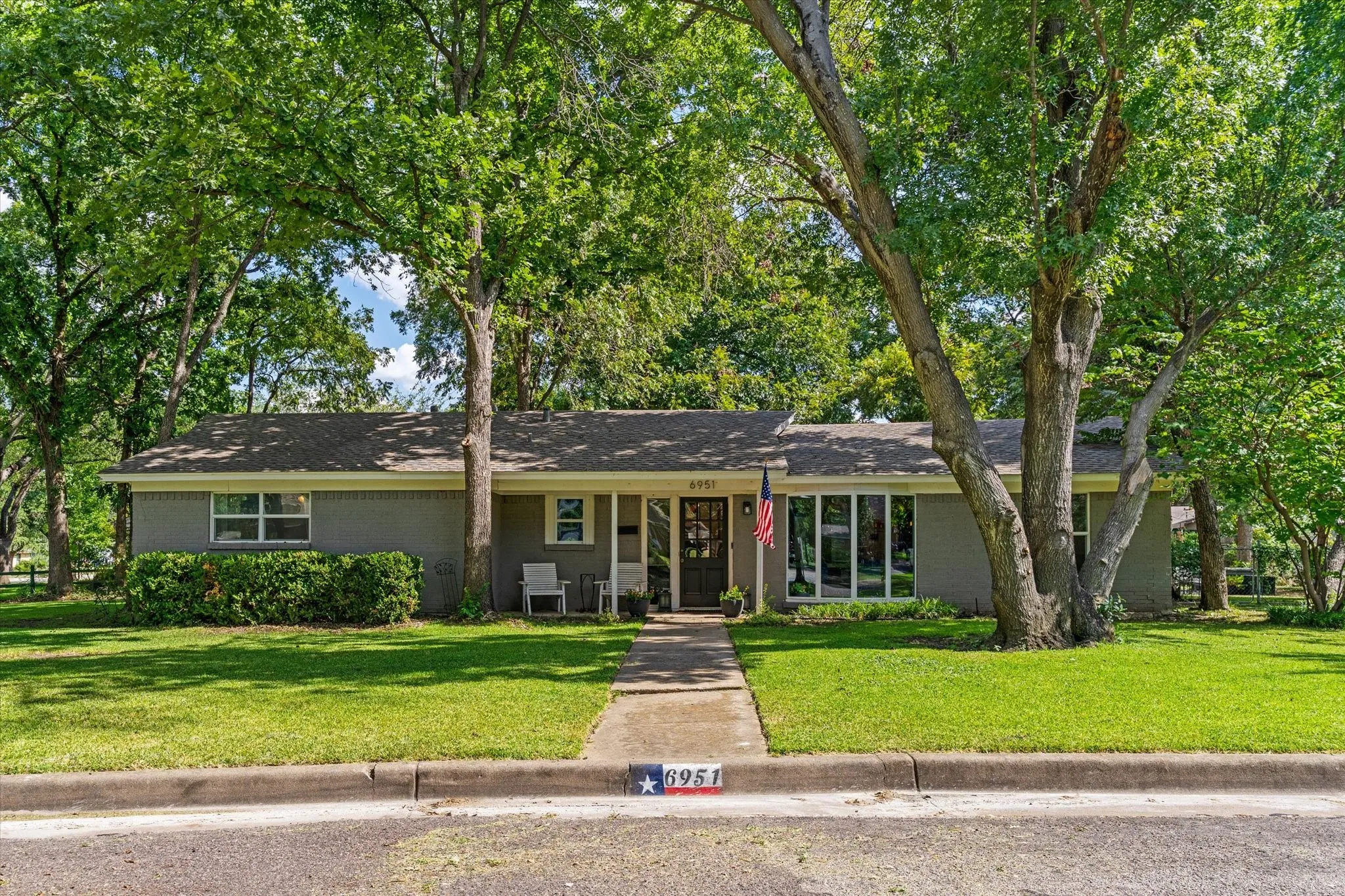 Single Family Residence For Sale in Tarrant County , 6951 Pinon Street, Fort Worth, Texas 76116, 3 Bedroom, 3 Bathroom, 2 Garage spaces, 1,739 Sqft, built in 1961, mls#21355025, Real Estate Agent in Fort Worth, Homes For Sale in Tarrant county, Homes For Sale in Fort Worth, Realtor in Fort Worth Texas, Real Estate Brokerage Independent Realty Texas, Luminita Cordes Realtor