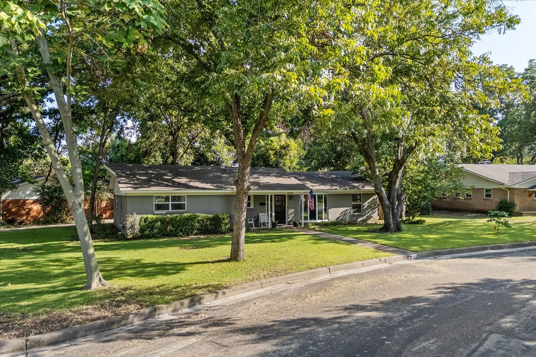 Single Family Residence For Sale in Tarrant County , 6951 Pinon Street, Fort Worth, Texas 76116, 3 Bedroom, 3 Bathroom, 2 Garage spaces, 1,739 Sqft, built in 1961, mls#21355025, Real Estate Agent in Fort Worth, Homes For Sale in Tarrant county, Homes For Sale in Fort Worth, Realtor in Fort Worth Texas, Real Estate Brokerage Independent Realty Texas, Luminita Cordes Realtor