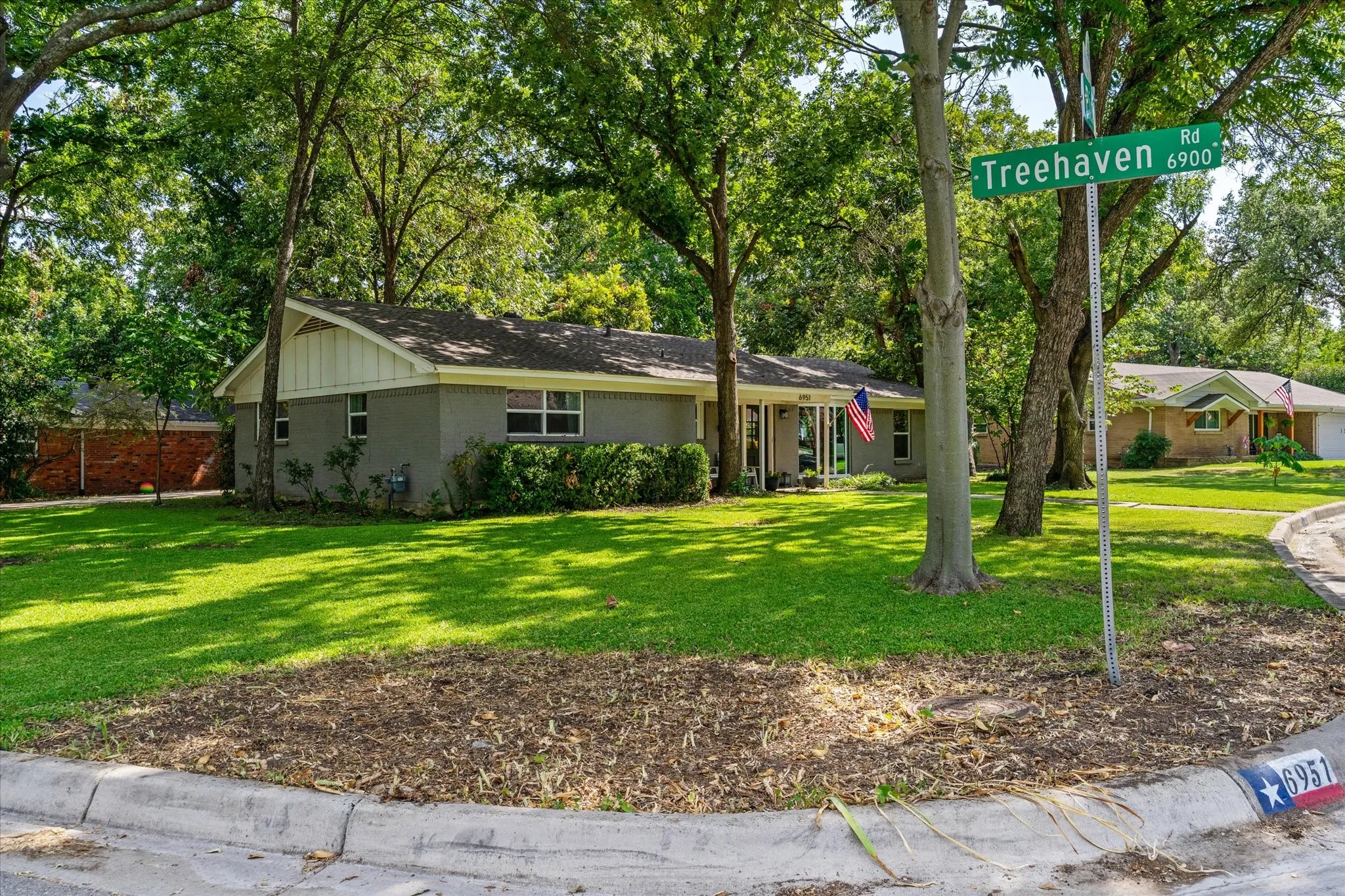 Single Family Residence For Sale in Tarrant County , 6951 Pinon Street, Fort Worth, Texas 76116, 3 Bedroom, 3 Bathroom, 2 Garage spaces, 1,739 Sqft, built in 1961, mls#21355025, Real Estate Agent in Fort Worth, Homes For Sale in Tarrant county, Homes For Sale in Fort Worth, Realtor in Fort Worth Texas, Real Estate Brokerage Independent Realty Texas, Luminita Cordes Realtor