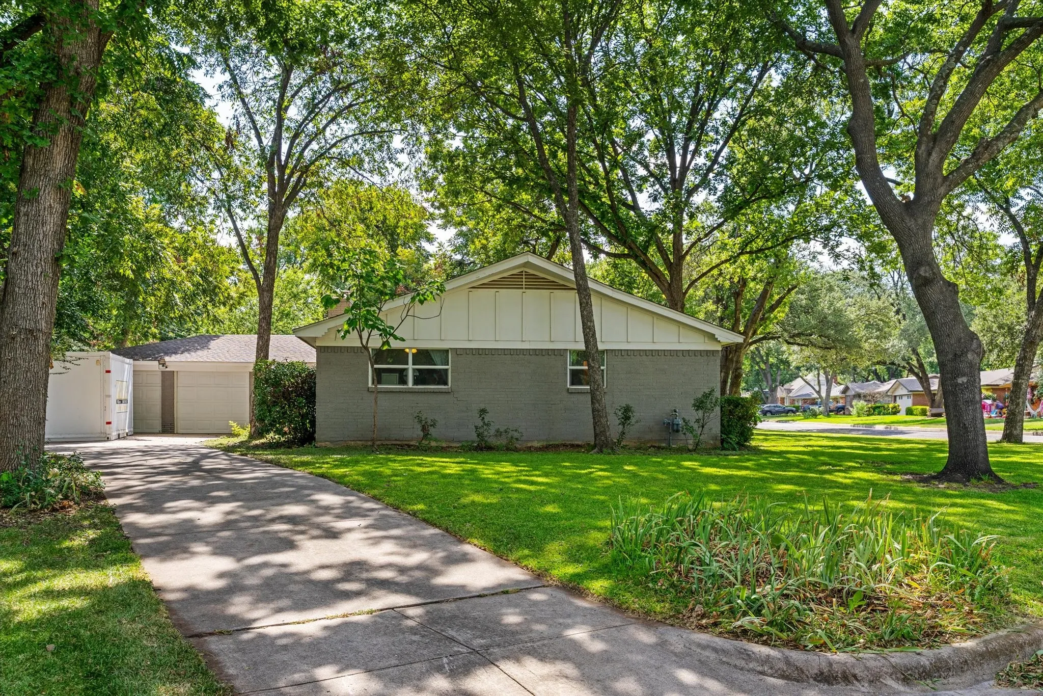 Single Family Residence For Sale in Tarrant County , 6951 Pinon Street, Fort Worth, Texas 76116, 3 Bedroom, 3 Bathroom, 2 Garage spaces, 1,739 Sqft, built in 1961, mls#21355025, Real Estate Agent in Fort Worth, Homes For Sale in Tarrant county, Homes For Sale in Fort Worth, Realtor in Fort Worth Texas, Real Estate Brokerage Independent Realty Texas, Luminita Cordes Realtor