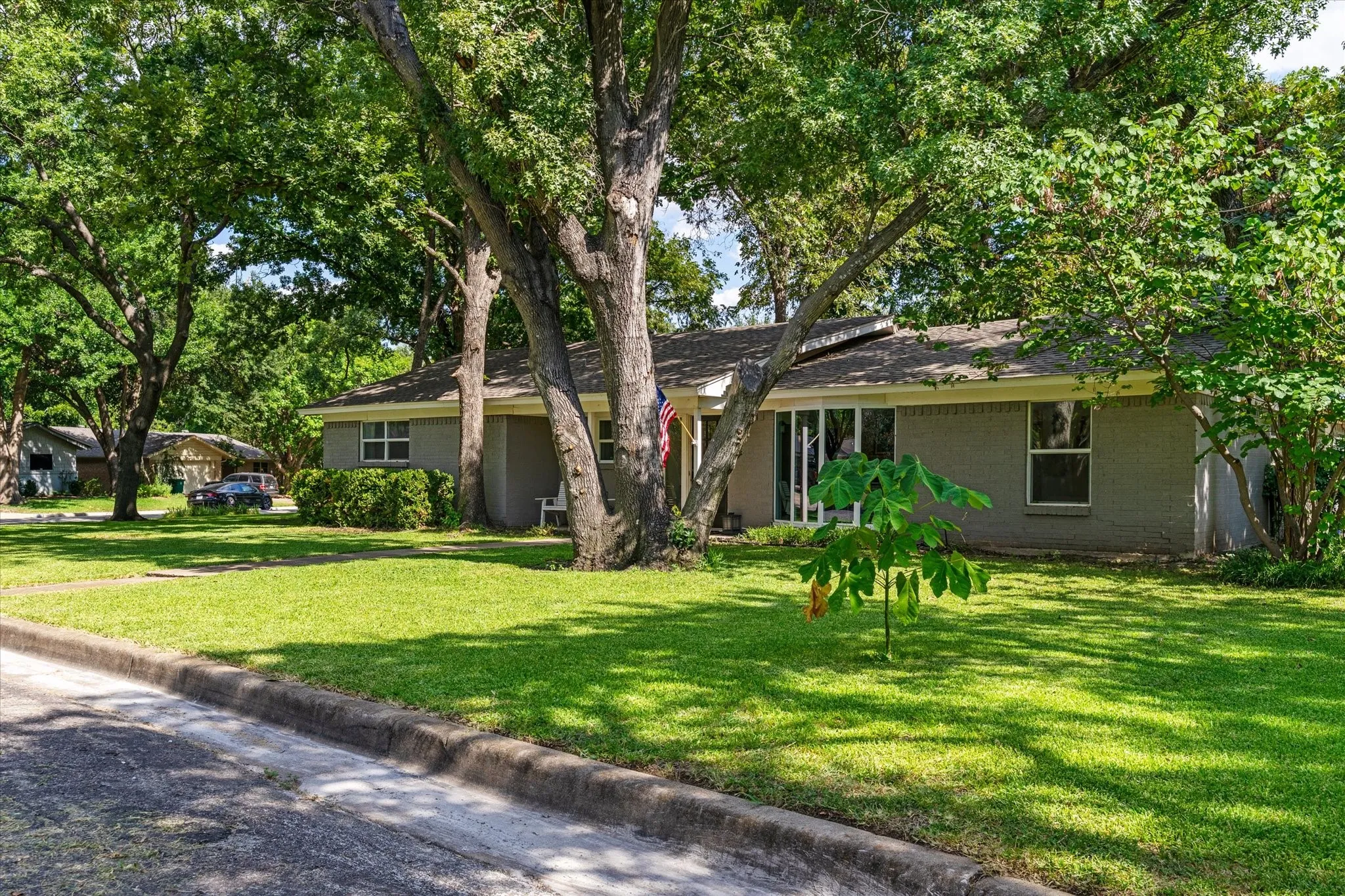 Single Family Residence For Sale in Tarrant County , 6951 Pinon Street, Fort Worth, Texas 76116, 3 Bedroom, 3 Bathroom, 2 Garage spaces, 1,739 Sqft, built in 1961, mls#21355025, Real Estate Agent in Fort Worth, Homes For Sale in Tarrant county, Homes For Sale in Fort Worth, Realtor in Fort Worth Texas, Real Estate Brokerage Independent Realty Texas, Luminita Cordes Realtor