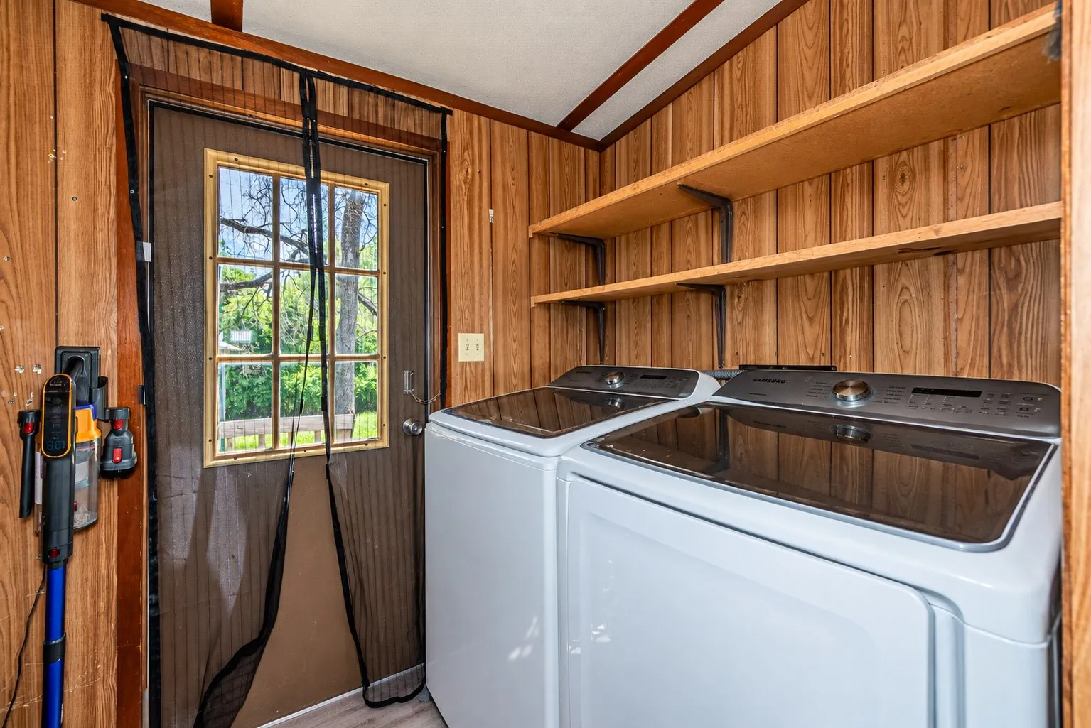 Mobile Home For Sale in Hood County , 4217 Cottonwood Drive, Granbury, Texas 76048, 2 Bedroom, 2 Bathroom, Garage spaces, 1,056 Sqft, built in 1986, mls#21349179, Real Estate Agent in Granbury, Homes For Sale in Hood county, Homes For Sale in Granbury, Realtor in Granbury Texas, Real Estate Brokerage Independent Realty Texas, Luminita Cordes Realtor