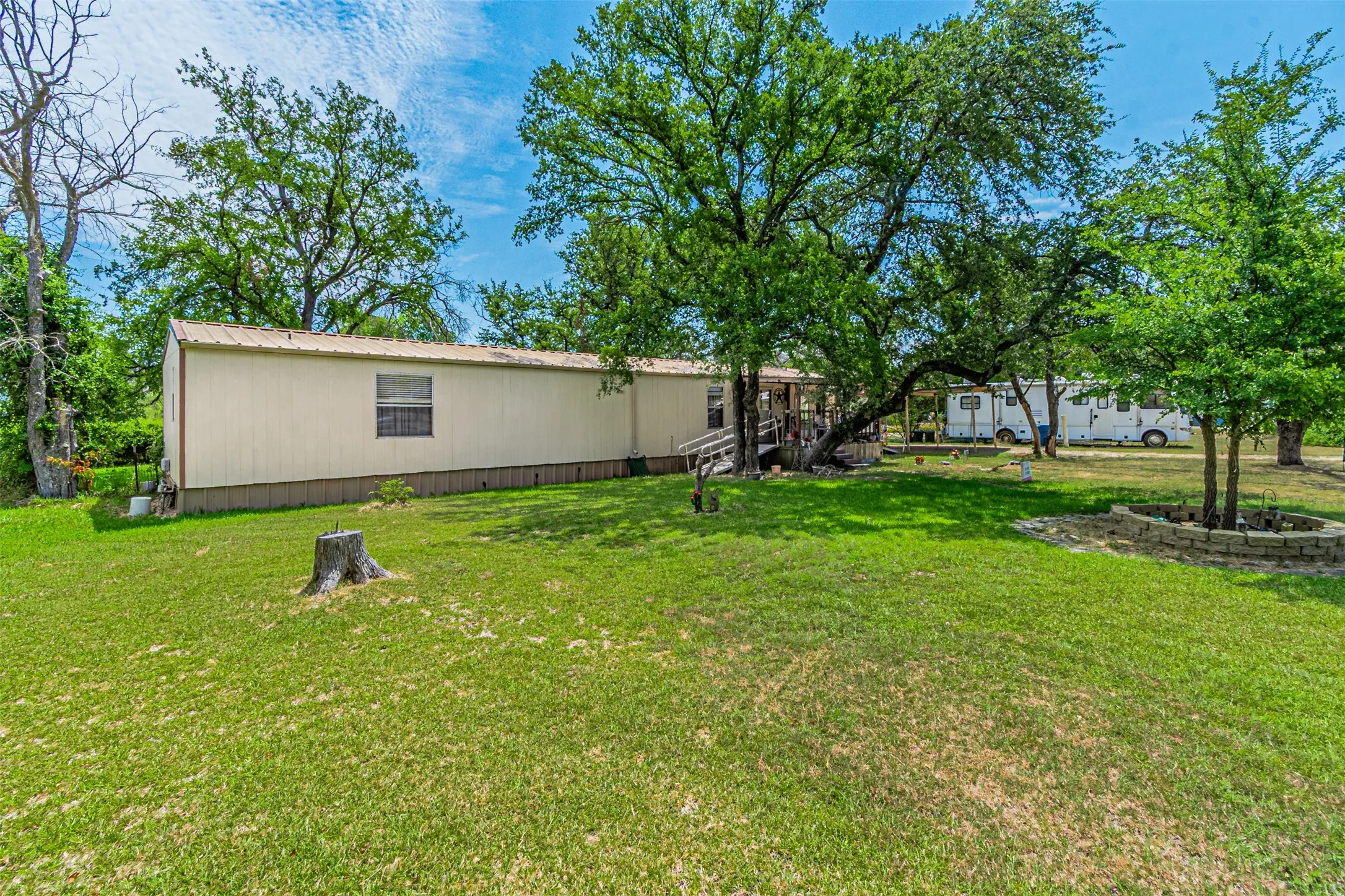 Mobile Home For Sale in Hood County , 4217 Cottonwood Drive, Granbury, Texas 76048, 2 Bedroom, 2 Bathroom, Garage spaces, 1,056 Sqft, built in 1986, mls#21349179, Real Estate Agent in Granbury, Homes For Sale in Hood county, Homes For Sale in Granbury, Realtor in Granbury Texas, Real Estate Brokerage Independent Realty Texas, Luminita Cordes Realtor