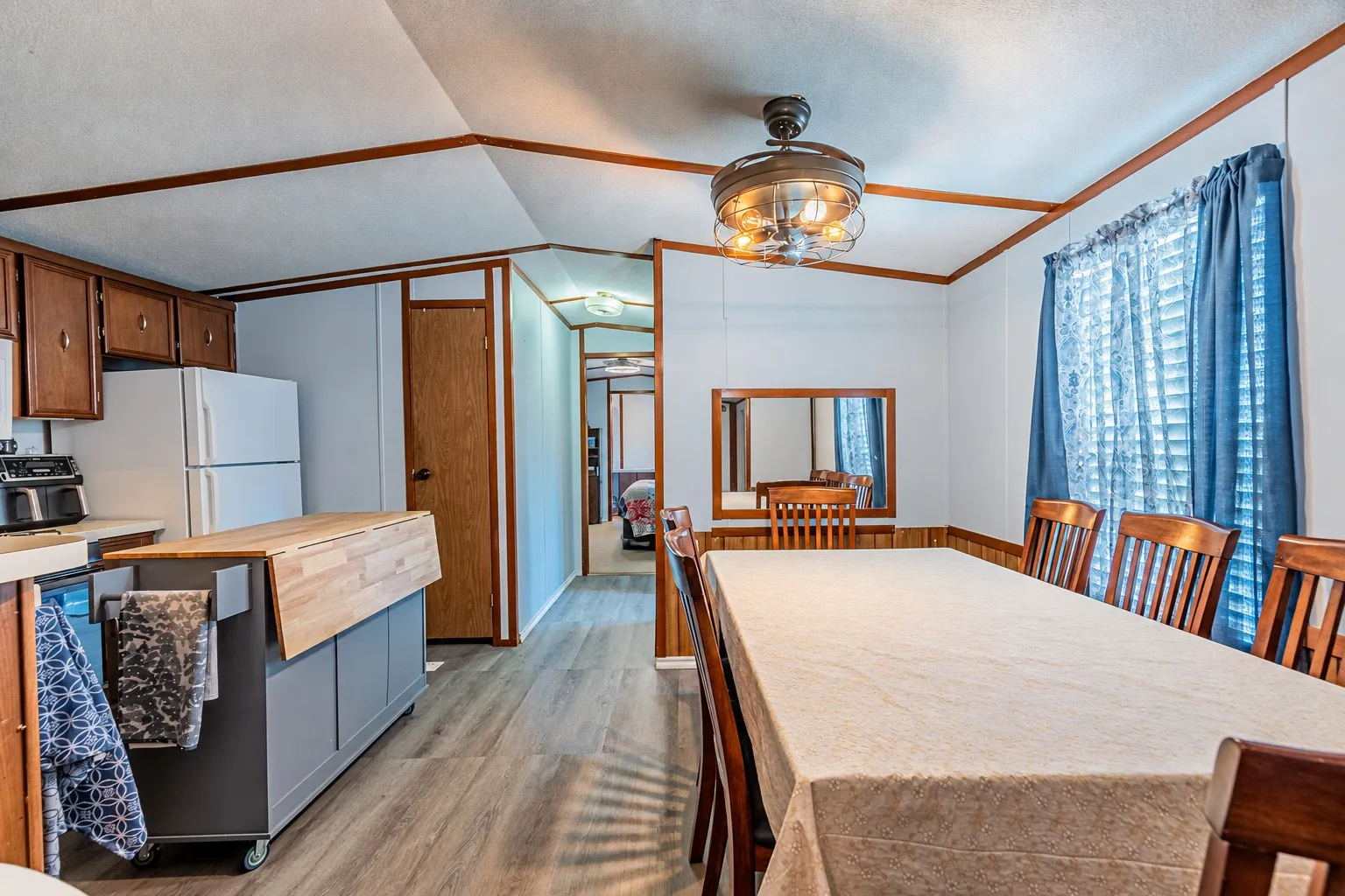 Mobile Home For Sale in Hood County , 4217 Cottonwood Drive, Granbury, Texas 76048, 2 Bedroom, 2 Bathroom, Garage spaces, 1,056 Sqft, built in 1986, mls#21349179, Real Estate Agent in Granbury, Homes For Sale in Hood county, Homes For Sale in Granbury, Realtor in Granbury Texas, Real Estate Brokerage Independent Realty Texas, Luminita Cordes Realtor