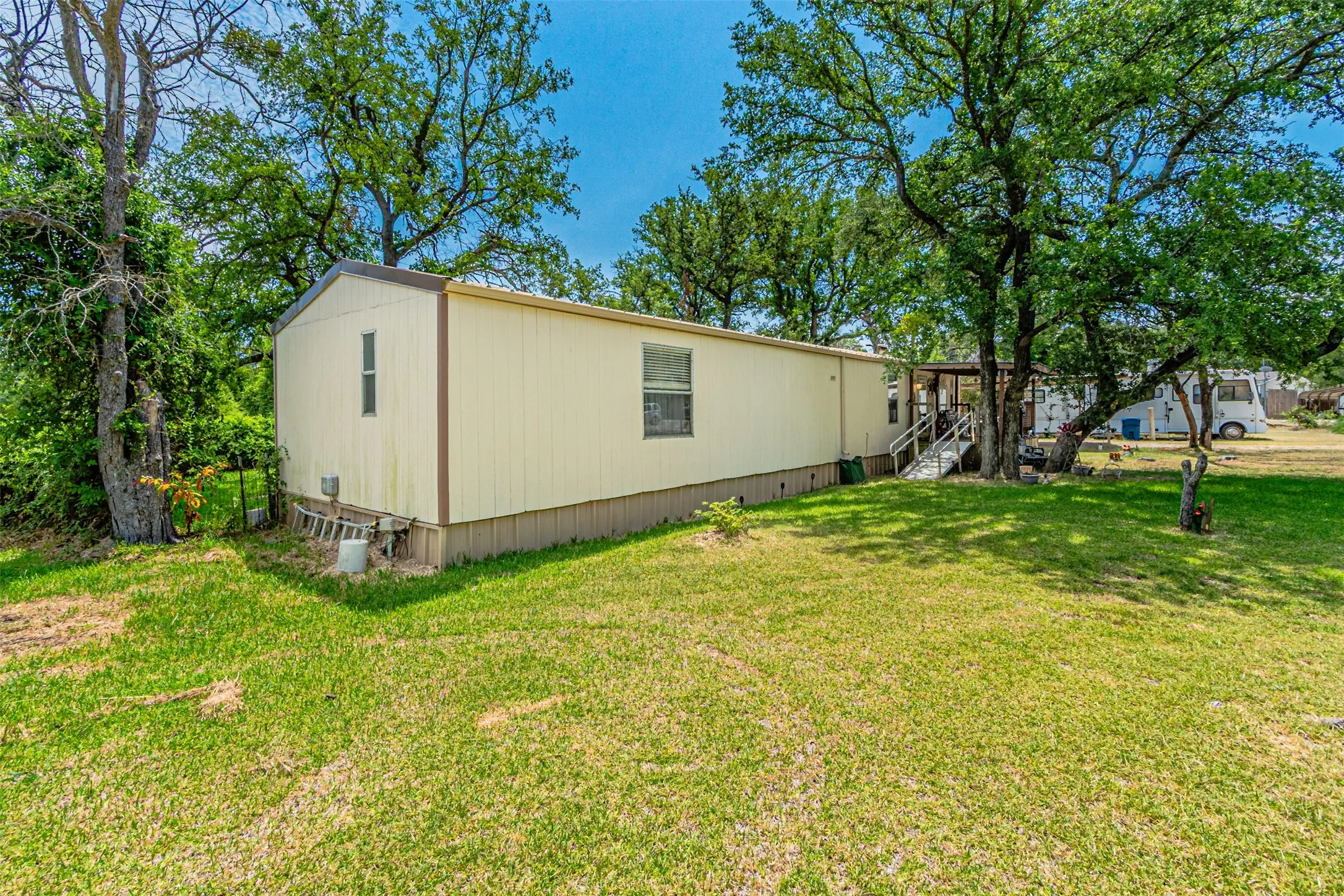 Mobile Home For Sale in Hood County , 4217 Cottonwood Drive, Granbury, Texas 76048, 2 Bedroom, 2 Bathroom, Garage spaces, 1,056 Sqft, built in 1986, mls#21349179, Real Estate Agent in Granbury, Homes For Sale in Hood county, Homes For Sale in Granbury, Realtor in Granbury Texas, Real Estate Brokerage Independent Realty Texas, Luminita Cordes Realtor