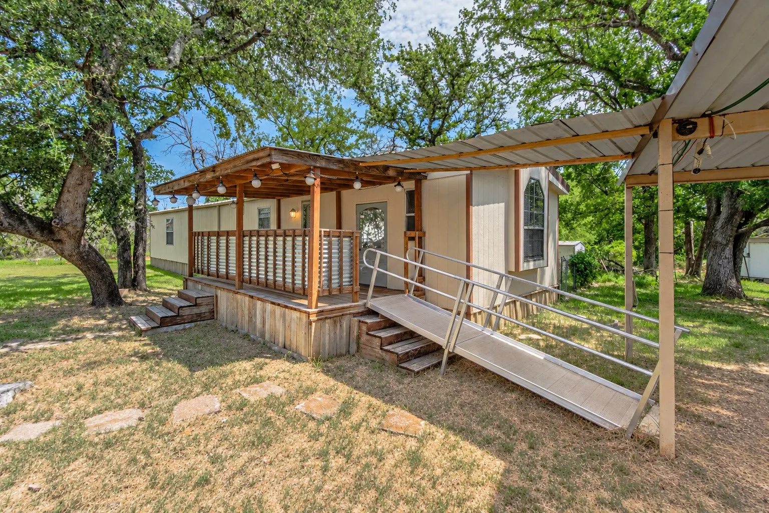 Mobile Home For Sale in Hood County , 4217 Cottonwood Drive, Granbury, Texas 76048, 2 Bedroom, 2 Bathroom, Garage spaces, 1,056 Sqft, built in 1986, mls#21349179, Real Estate Agent in Granbury, Homes For Sale in Hood county, Homes For Sale in Granbury, Realtor in Granbury Texas, Real Estate Brokerage Independent Realty Texas, Luminita Cordes Realtor