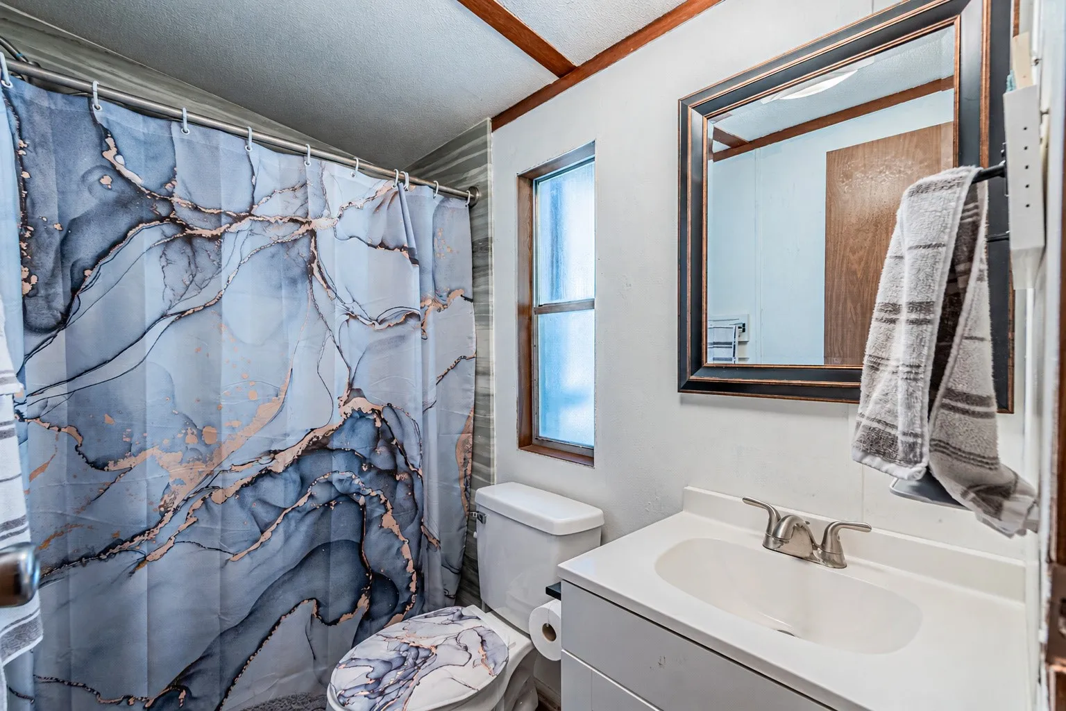 Mobile Home For Sale in Hood County , 4217 Cottonwood Drive, Granbury, Texas 76048, 2 Bedroom, 2 Bathroom, Garage spaces, 1,056 Sqft, built in 1986, mls#21349179, Real Estate Agent in Granbury, Homes For Sale in Hood county, Homes For Sale in Granbury, Realtor in Granbury Texas, Real Estate Brokerage Independent Realty Texas, Luminita Cordes Realtor