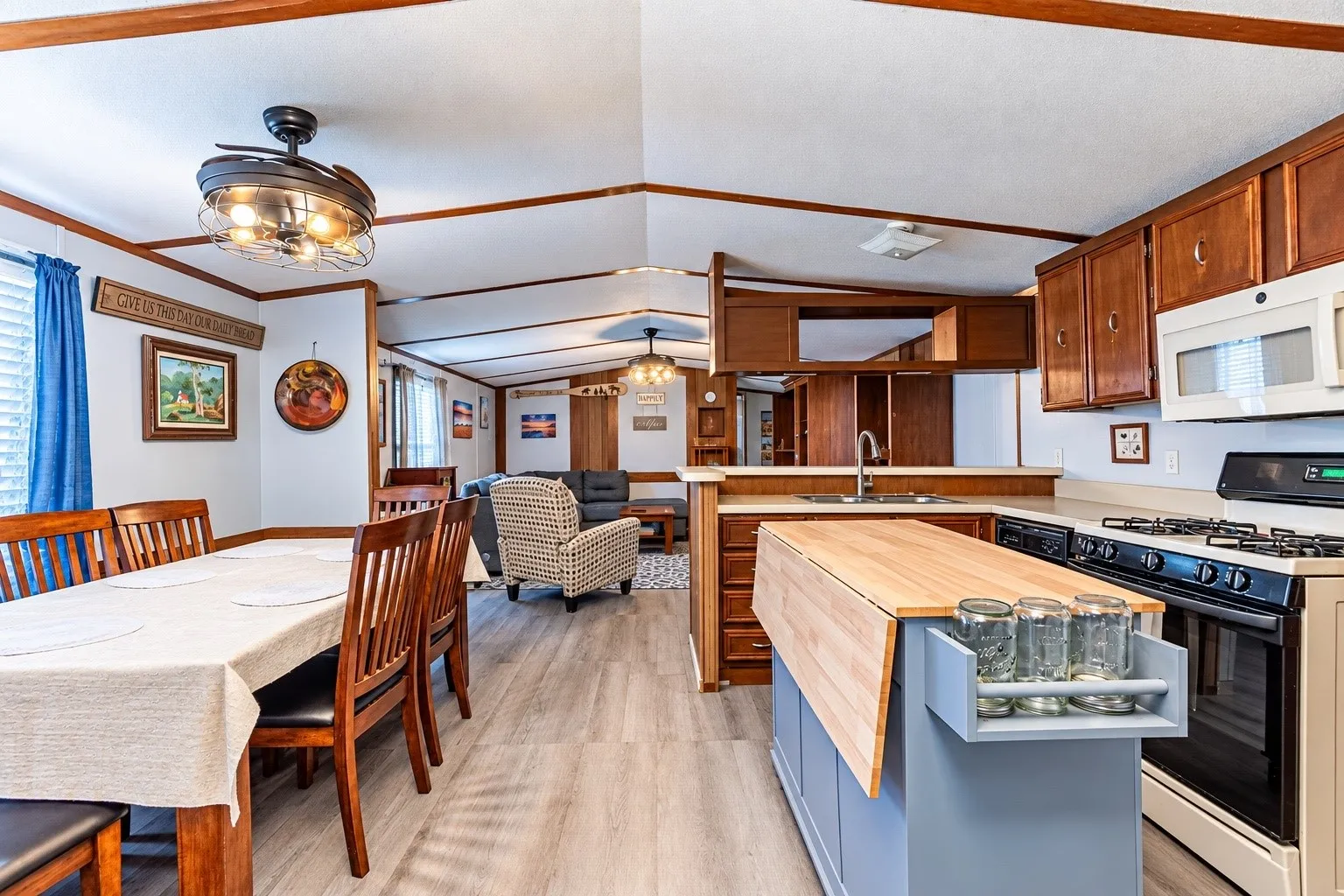 Mobile Home For Sale in Hood County , 4217 Cottonwood Drive, Granbury, Texas 76048, 2 Bedroom, 2 Bathroom, Garage spaces, 1,056 Sqft, built in 1986, mls#21349179, Real Estate Agent in Granbury, Homes For Sale in Hood county, Homes For Sale in Granbury, Realtor in Granbury Texas, Real Estate Brokerage Independent Realty Texas, Luminita Cordes Realtor