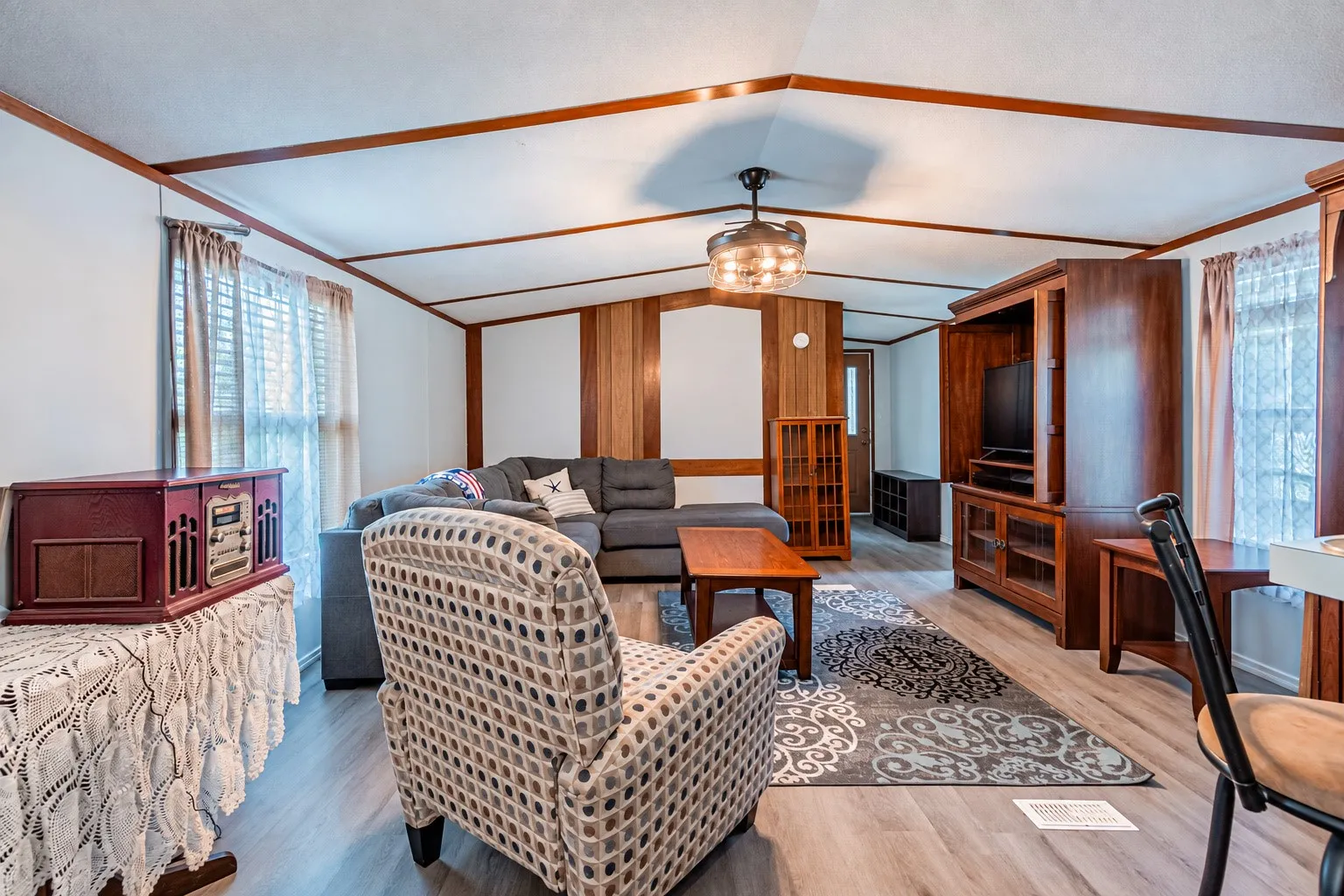 Mobile Home For Sale in Hood County , 4217 Cottonwood Drive, Granbury, Texas 76048, 2 Bedroom, 2 Bathroom, Garage spaces, 1,056 Sqft, built in 1986, mls#21349179, Real Estate Agent in Granbury, Homes For Sale in Hood county, Homes For Sale in Granbury, Realtor in Granbury Texas, Real Estate Brokerage Independent Realty Texas, Luminita Cordes Realtor