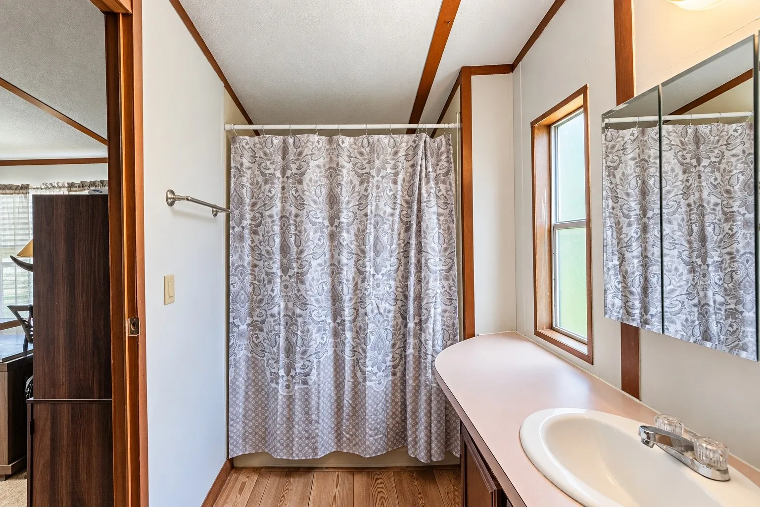 Mobile Home For Sale in Hood County , 4217 Cottonwood Drive, Granbury, Texas 76048, 2 Bedroom, 2 Bathroom, Garage spaces, 1,056 Sqft, built in 1986, mls#21349179, Real Estate Agent in Granbury, Homes For Sale in Hood county, Homes For Sale in Granbury, Realtor in Granbury Texas, Real Estate Brokerage Independent Realty Texas, Luminita Cordes Realtor